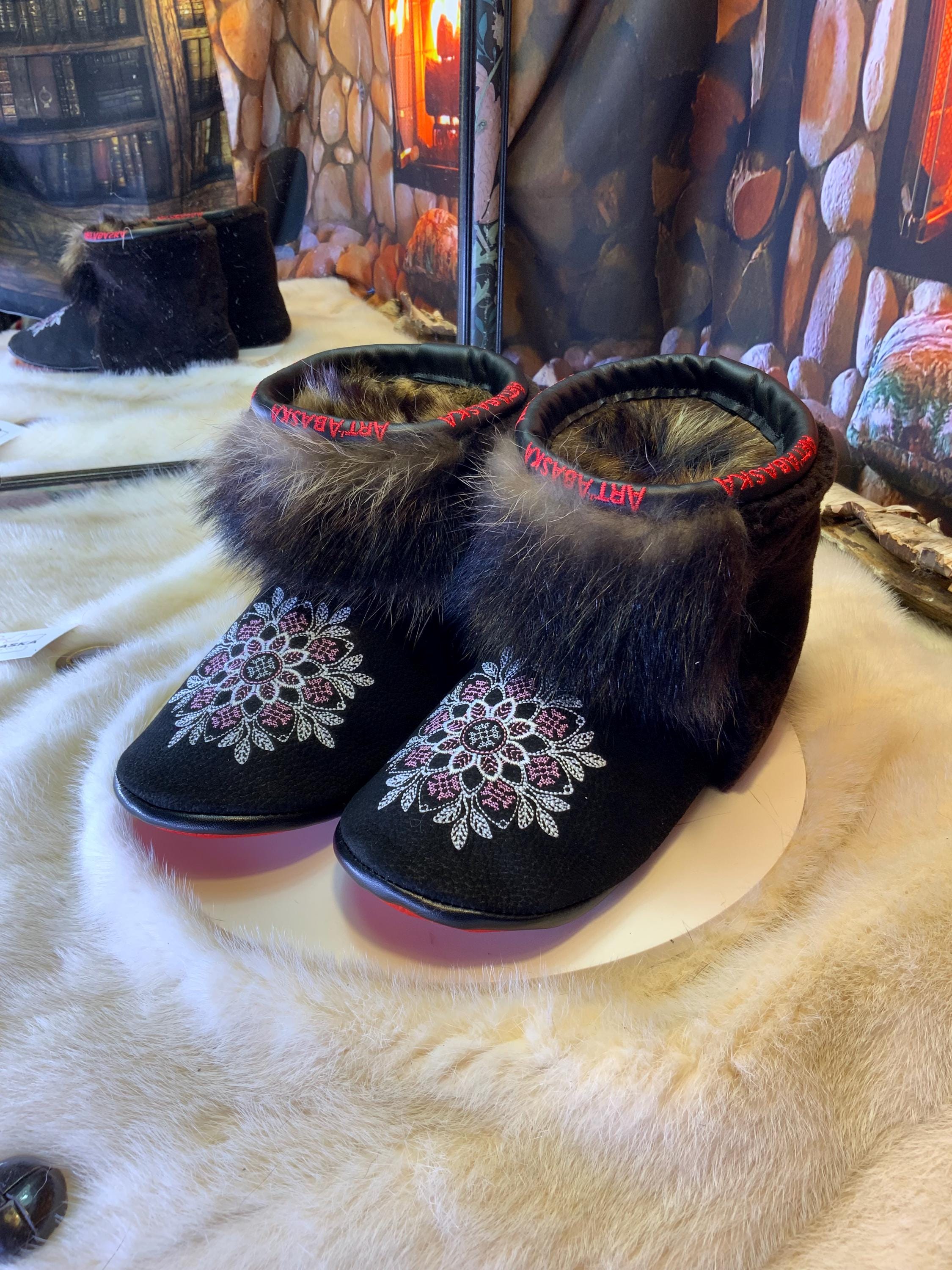 Mocassins d’intérieur Odette 9 femme, cuir suède brodé mandala blanc et rose, fourrure recyclée, faits à la main au Québec ✨🌸❤️