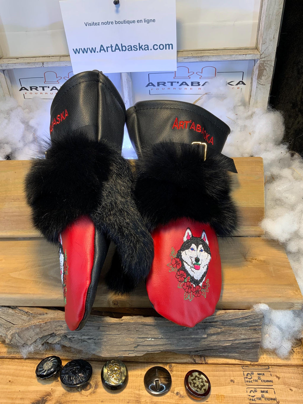 Mitaines Odette Large édition husky cuir rouge brodé tête de husky renard et lapin recyclés fait à la main Québec pièce unique