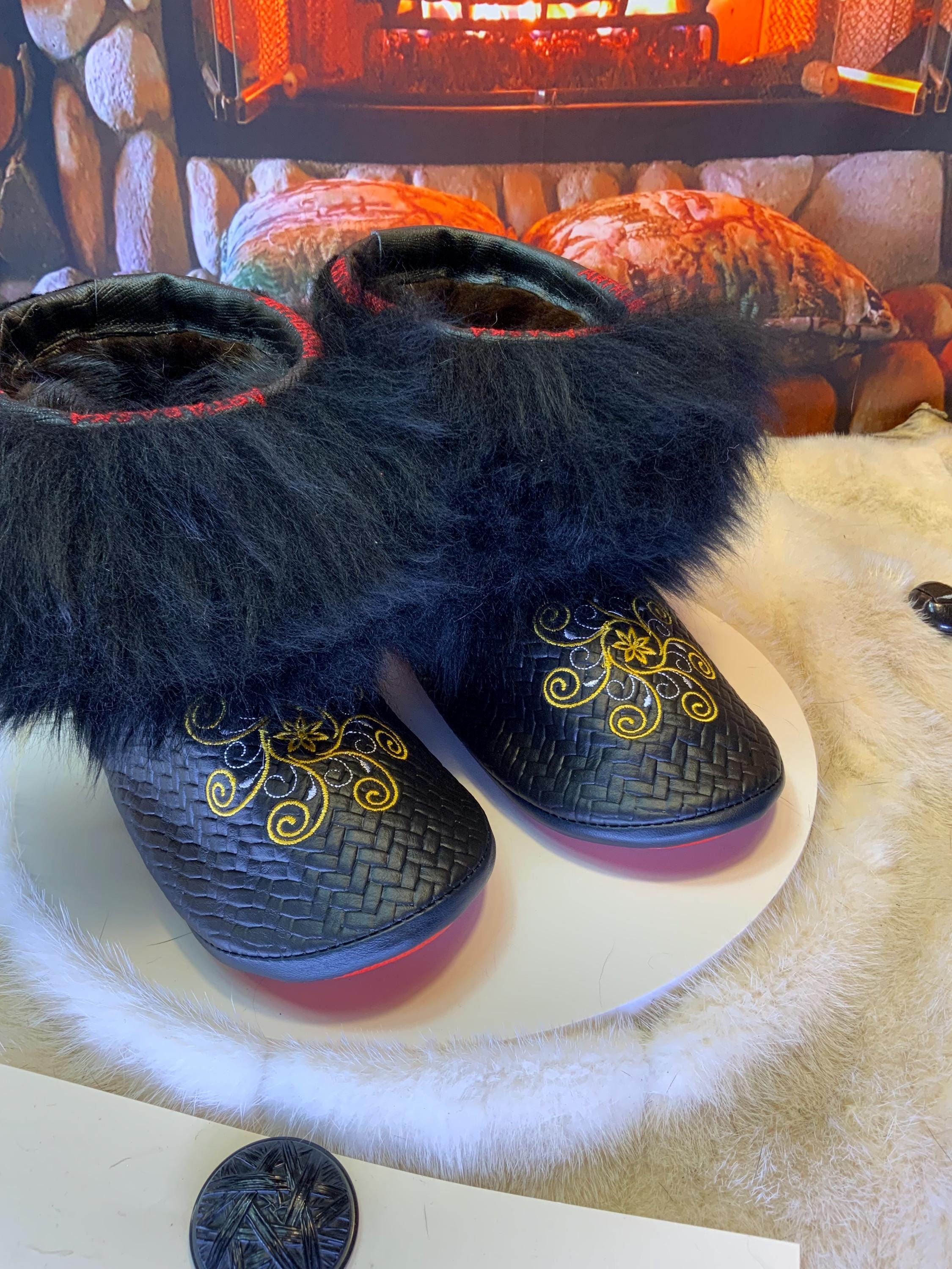 Mocassins d’intérieur Marjolaine – 6 femme – cuir italien chevron brodé mandala jaune or et blanc, arrière cuir or imprimé crocodile, semelle rouge ✨💛❤️