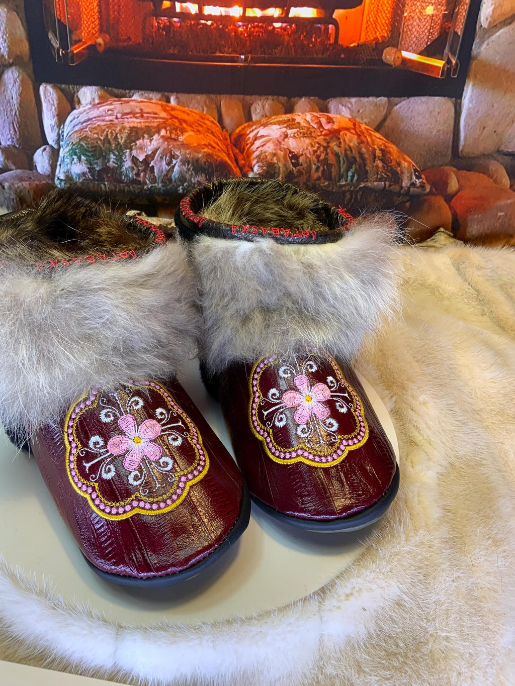 Mocassins d’intérieur Françoise 7 femme, cuir d’anguille recyclé brodé mandala, renard recyclé, fait à la main au Québec ✨💚🌸