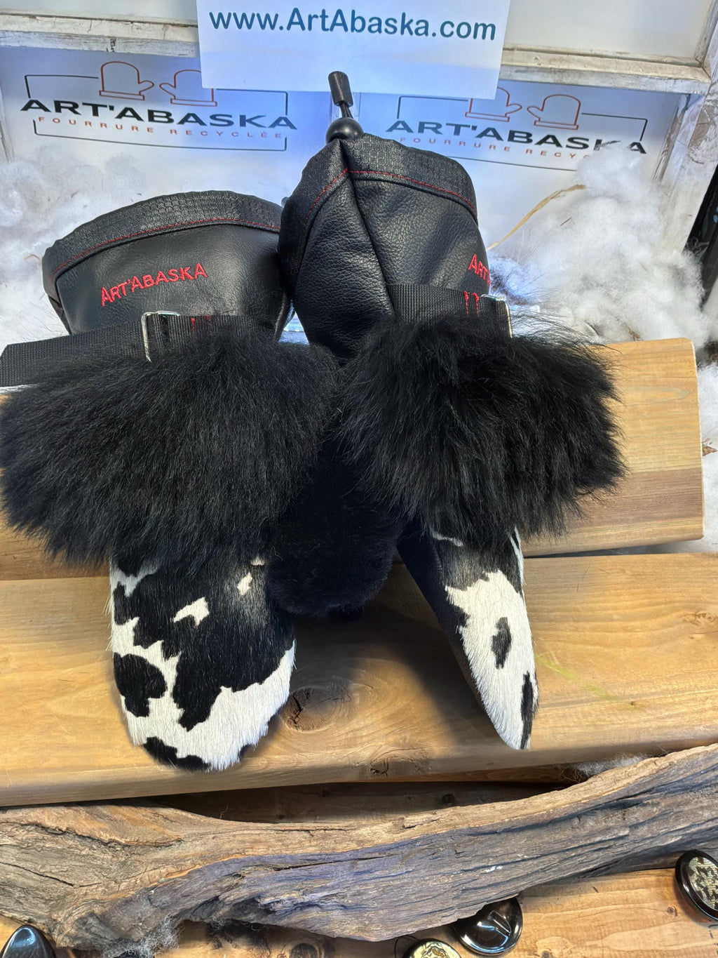 Mitaines Mariette Small peau de vache recyclée noir et blanc avec bande de mouton noir, cuir italien noir, fait à la main au Québec