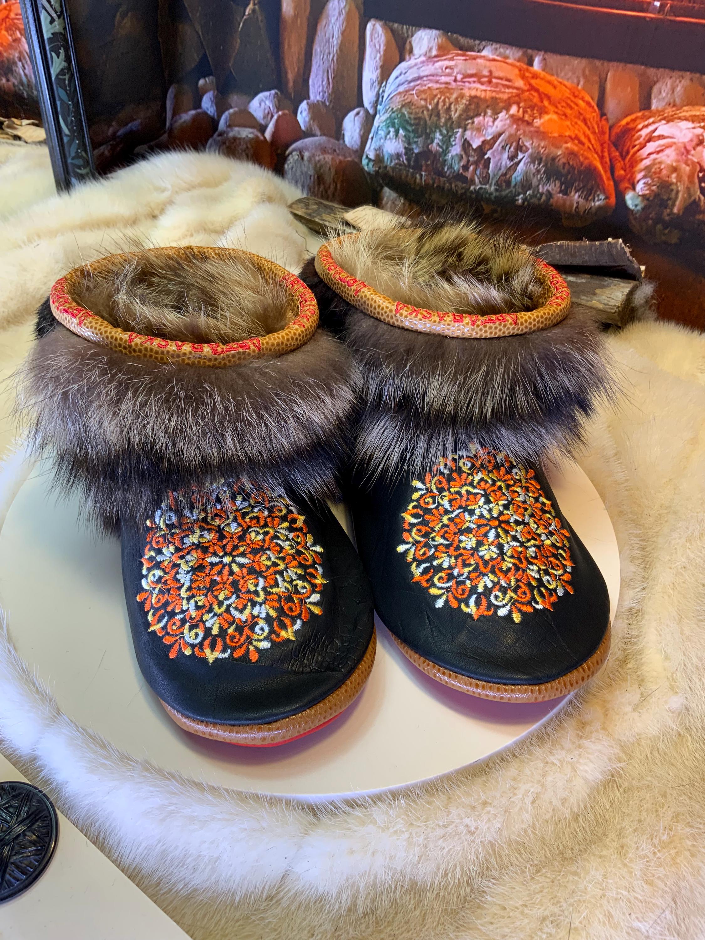 Mocassins d’intérieur Gaétane – 6 femme – cuir noir imprimé brodé mandala orange, jaune et blanc, semelle rouge brodée jaune ArtAbaska ✨🧡💛❤️
