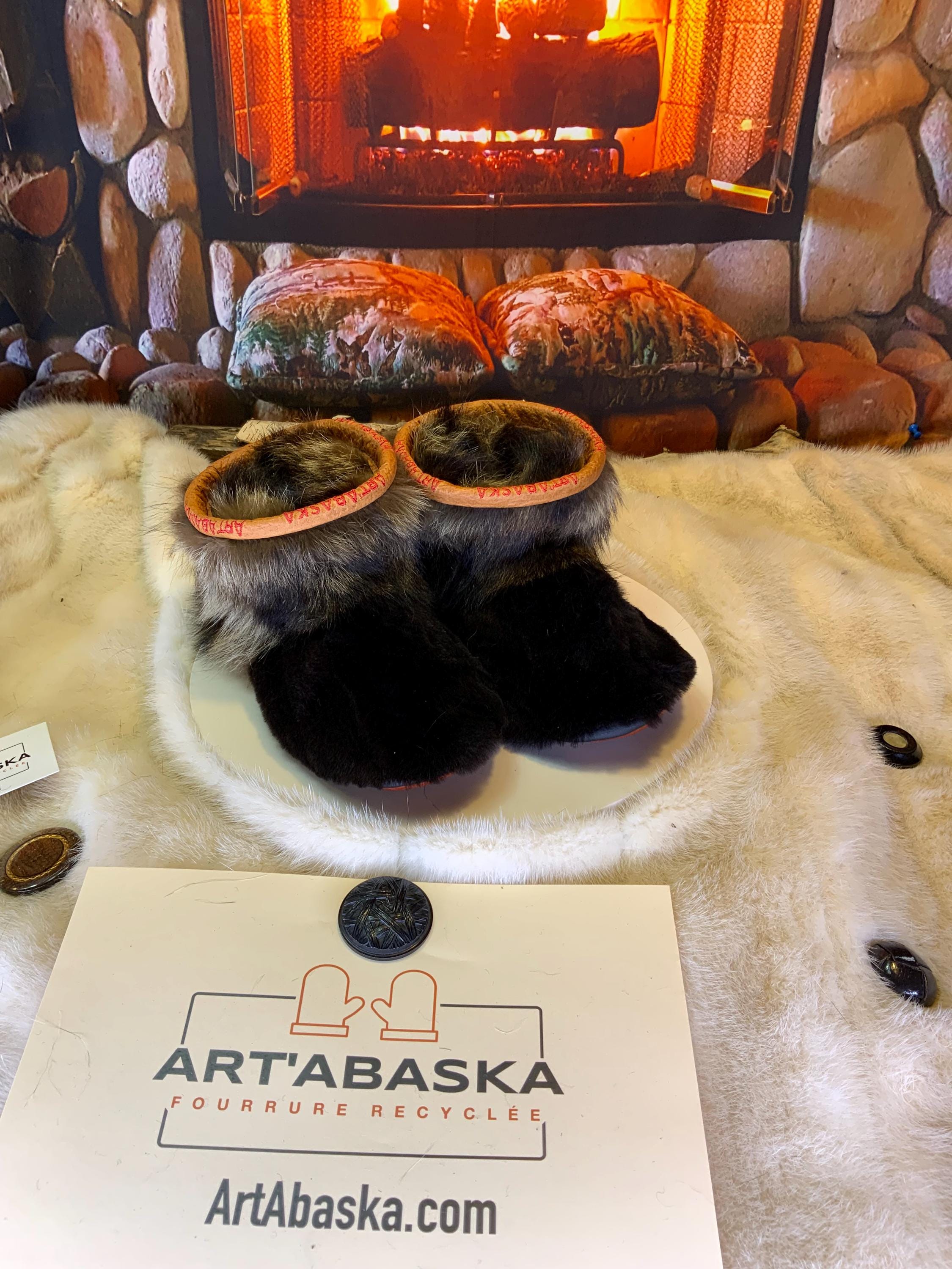 Mocassins d’intérieur Nicole – 5 femme – édition tout en fourrure recyclée en castor & raton, semelle brune, faits à la main au Québec ✨🤎