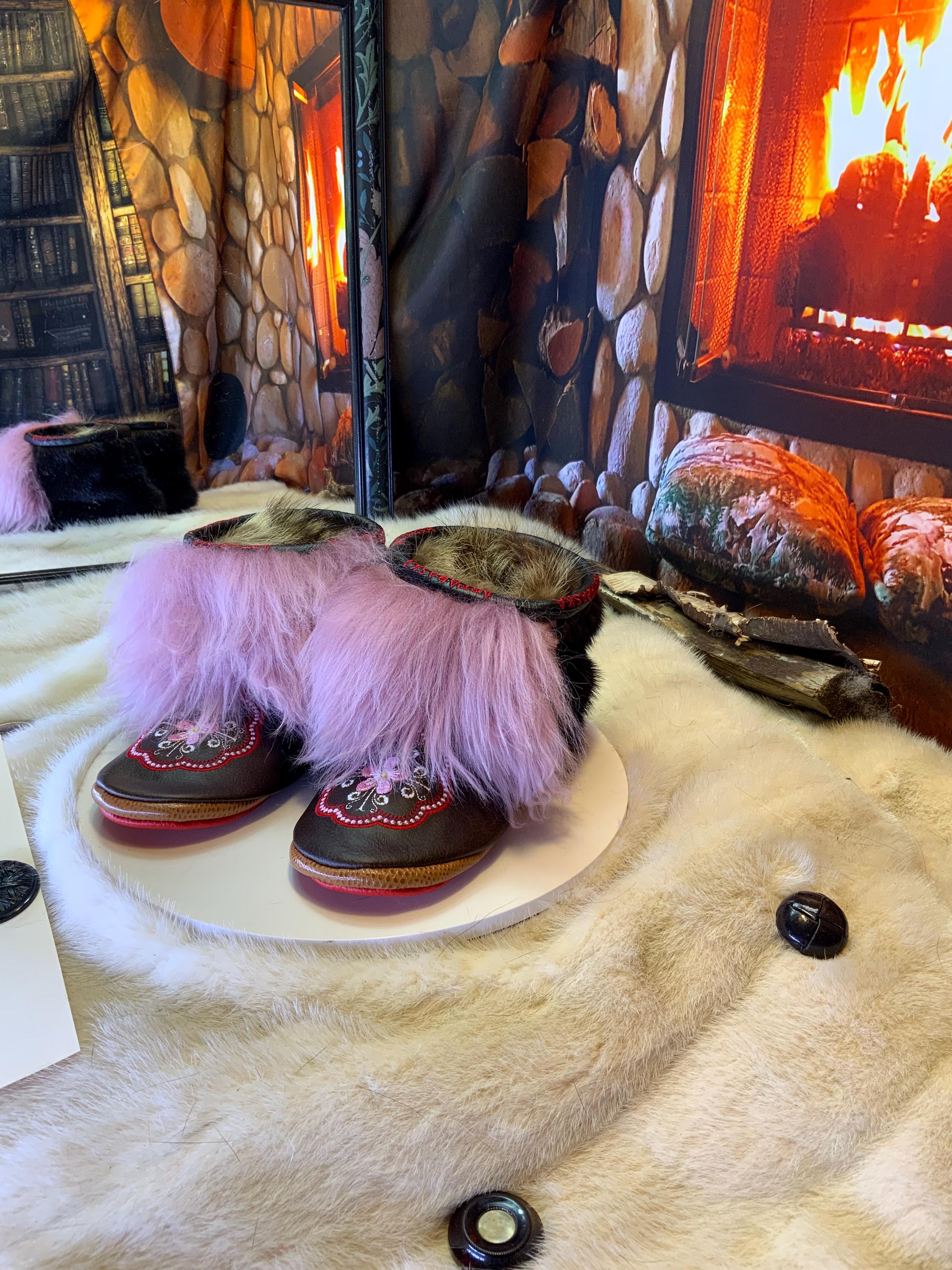 Mocassins d’intérieur Giselle – 6 femme – cuir brun chocolat brodé mandala rouge, rose et blanc, semelle rouge vif ArtAbaska, pièce unique ✨🤎🌸❤️