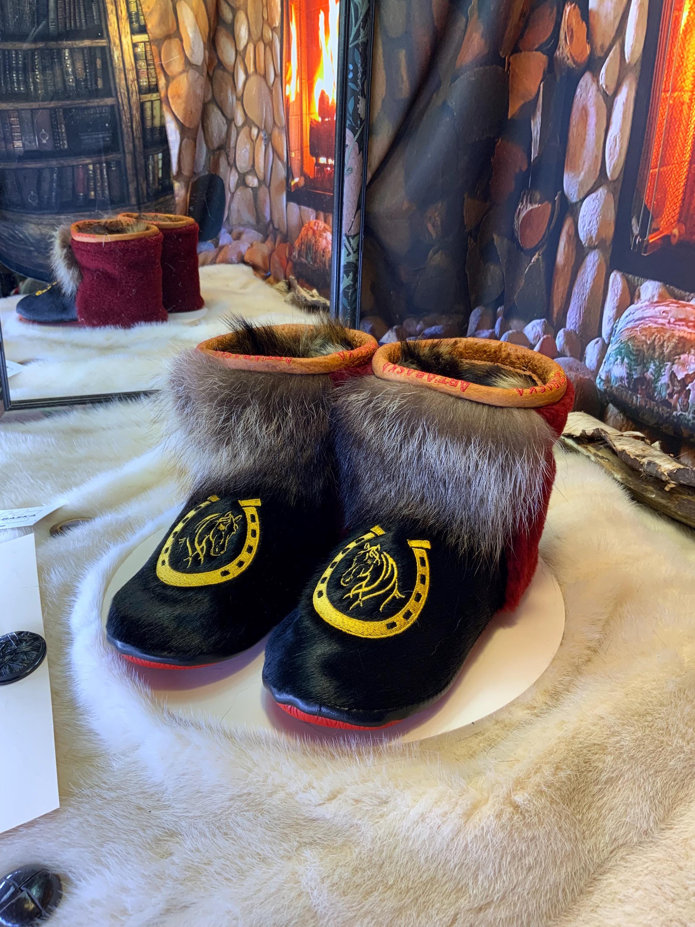 Mocassins d’intérieur Johanne 8 femme, cuir noir brodé cheval western, fourrure recyclée, faits à la main au Québec 🐎✨
