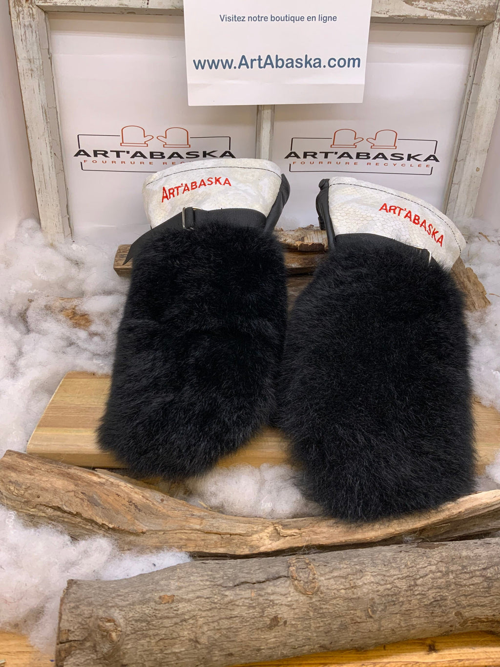 Mitaines Anna Large opossum noir cuir crème embossé serpent bourgogne recyclé broderie rouge ArtAbaska fait main Québec unique artisanale