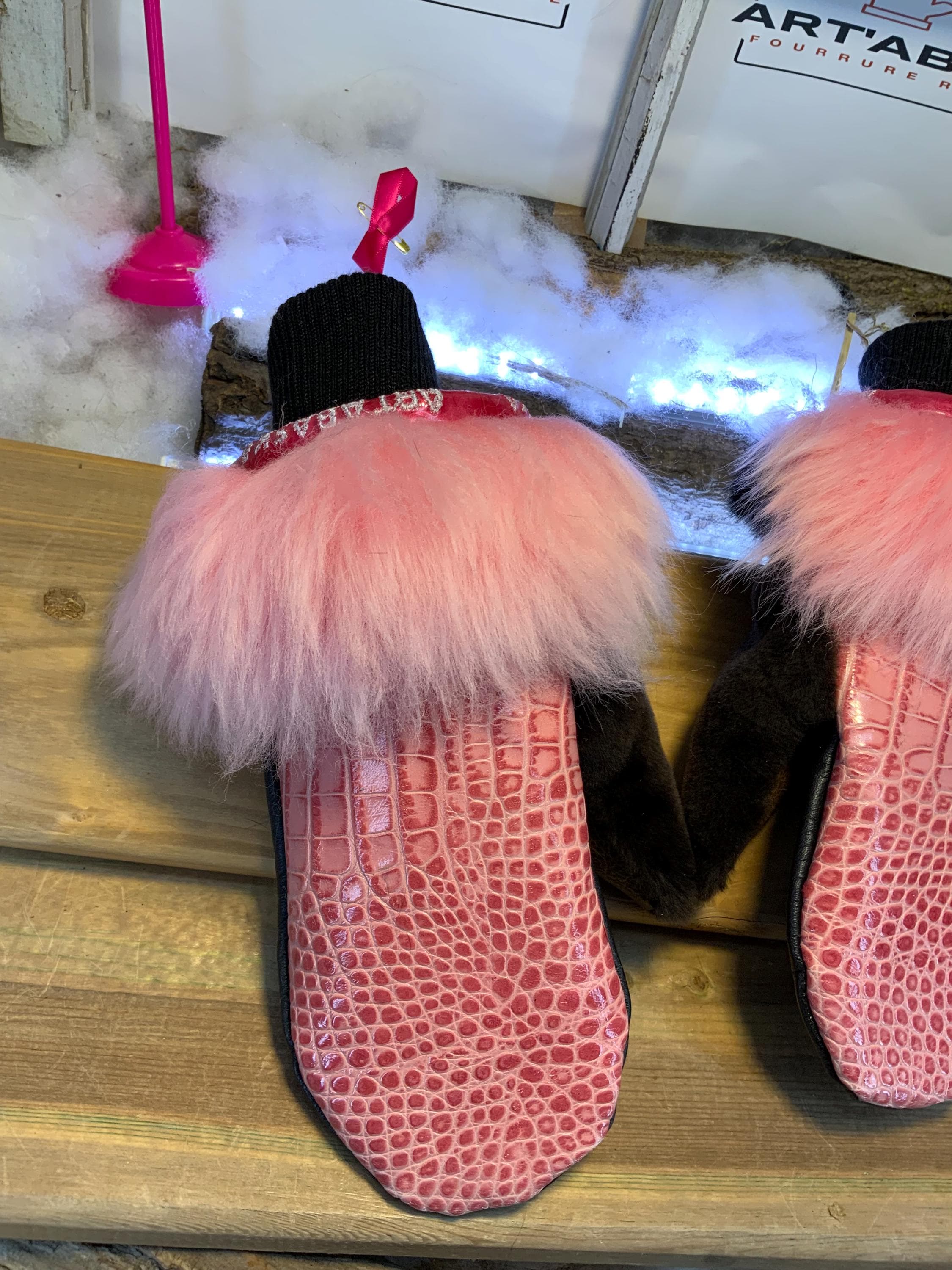 Mitaines de ville Antoinette faites à la main au Québec en fourrure recyclée avec cuir texturé rose grandeur Large