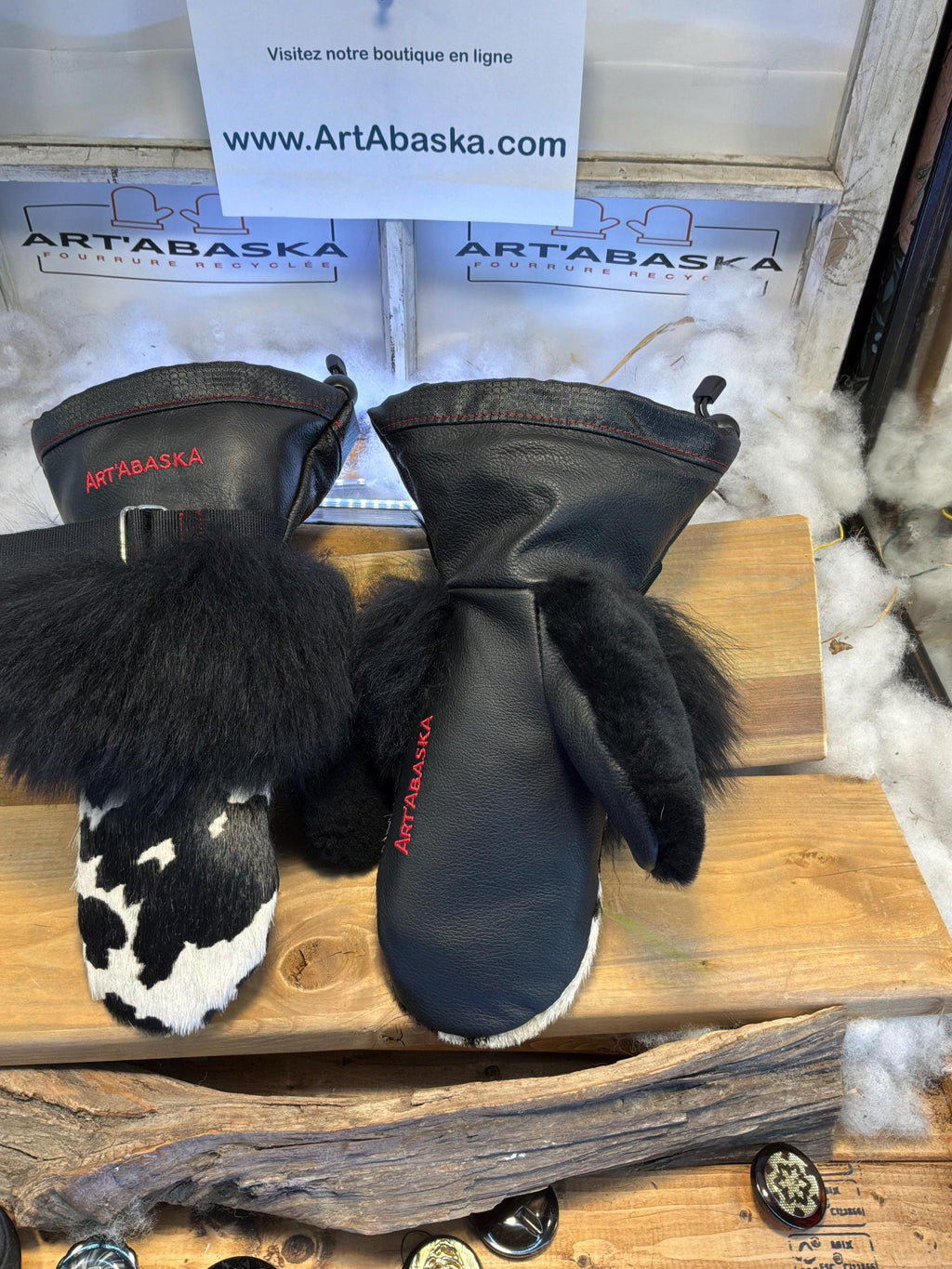 Mitaines Mariette Small peau de vache recyclée noir et blanc avec bande de mouton noir, cuir italien noir, fait à la main au Québec