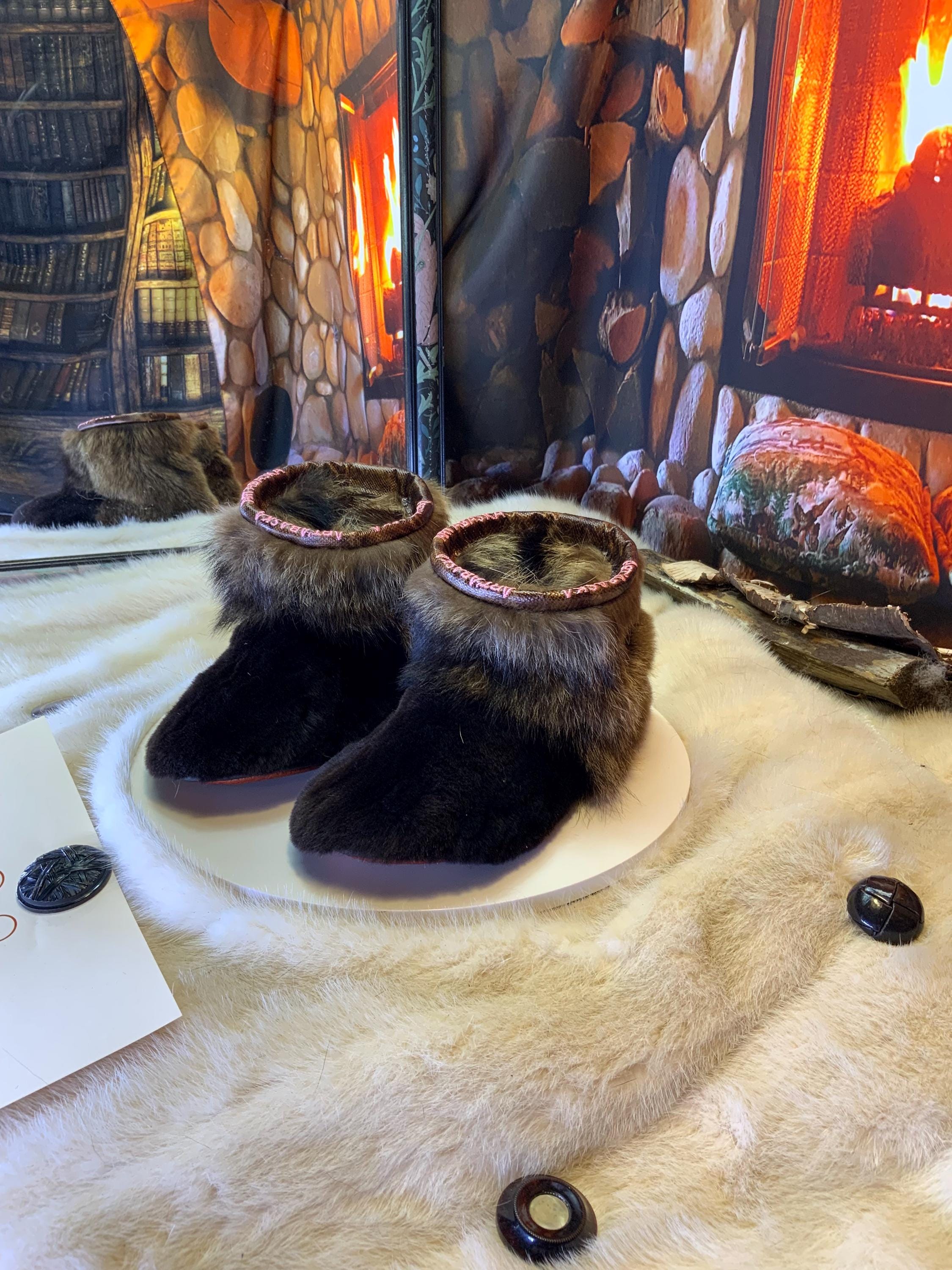 Mocassins d’intérieur Alice – 5 femme – édition toute fourrure en castor rasé & raton recyclés, semelle brun orangé, faits à la main au Québec ✨🤎