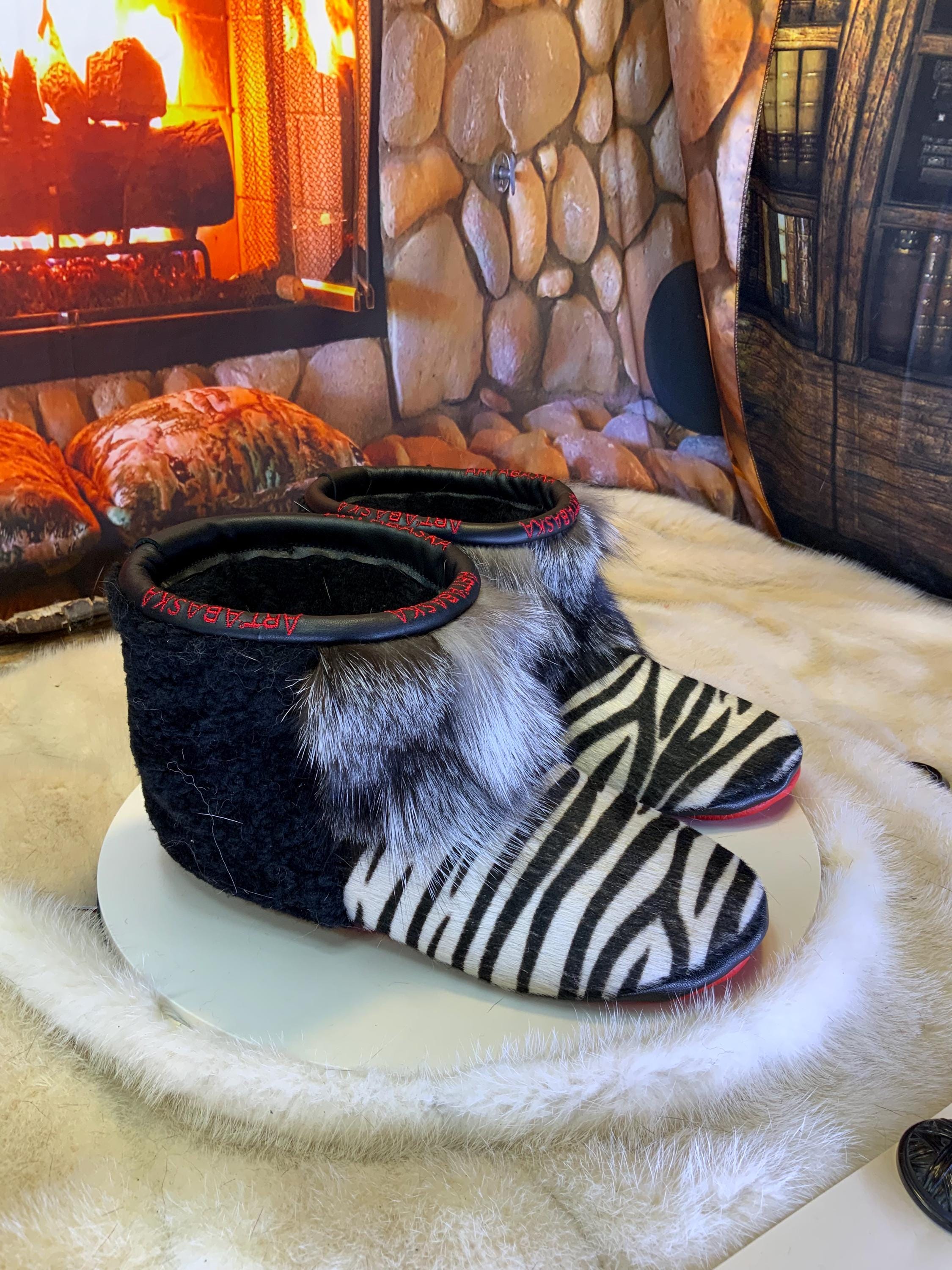 Mocassins d’intérieur Huguette – 6 femme – peau de vache recyclée imprimée zèbre, semelle rouge éclatante ✨🖤🤍❤️