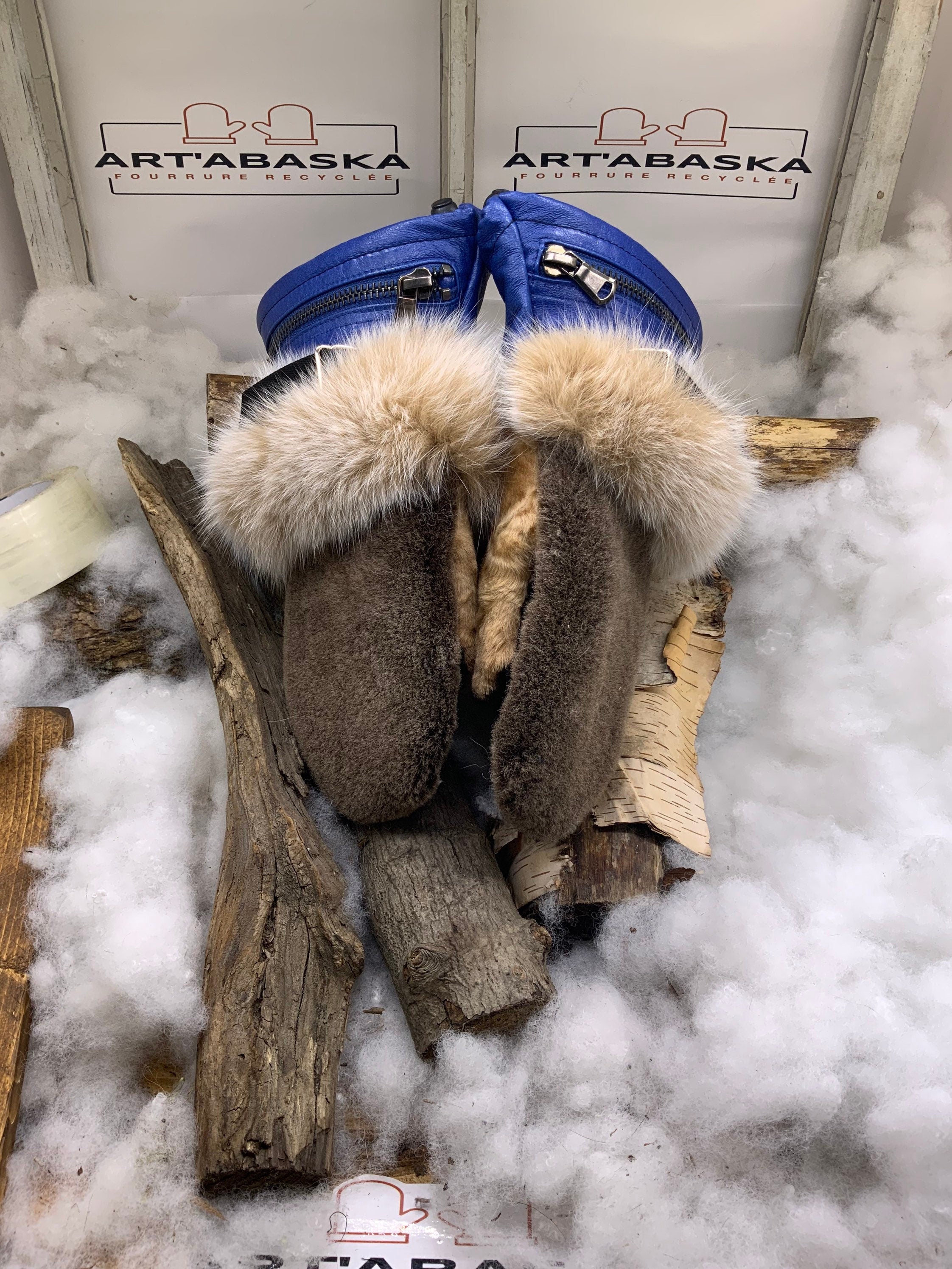 Mitaines Délia Small – Édition unique, fourrures recyclées renard, mouton, agneau et cuir bleu/brun avec 2 poches, fait à la main Québec