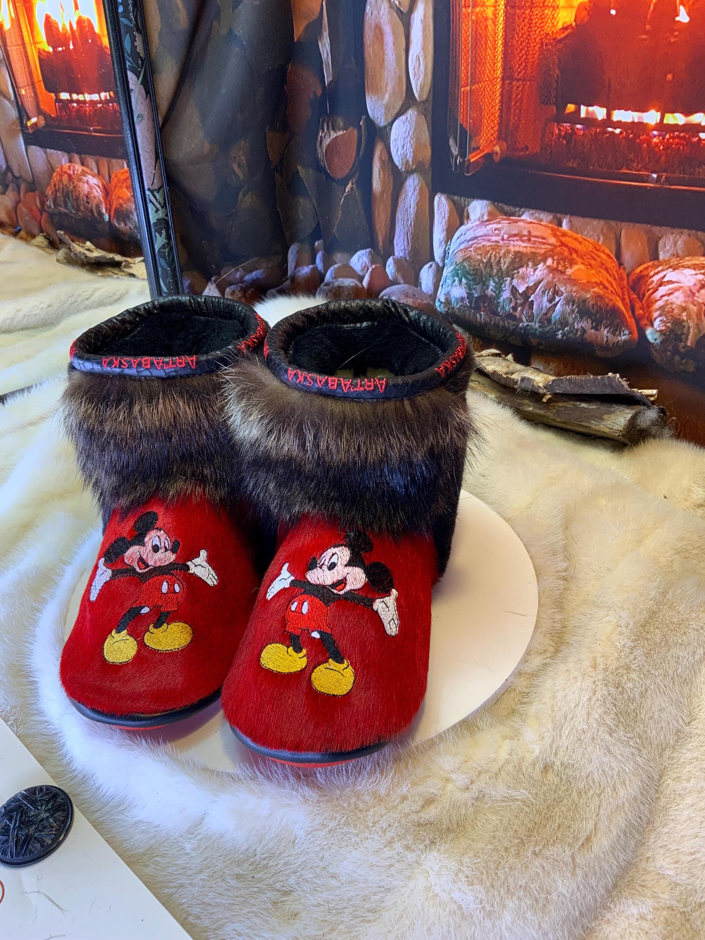 Mocassins d’intérieur Olivette 8 femme, cuir rouge brodé Mickey Mouse, fourrure recyclée, faits à la main au Québec 🐭✨