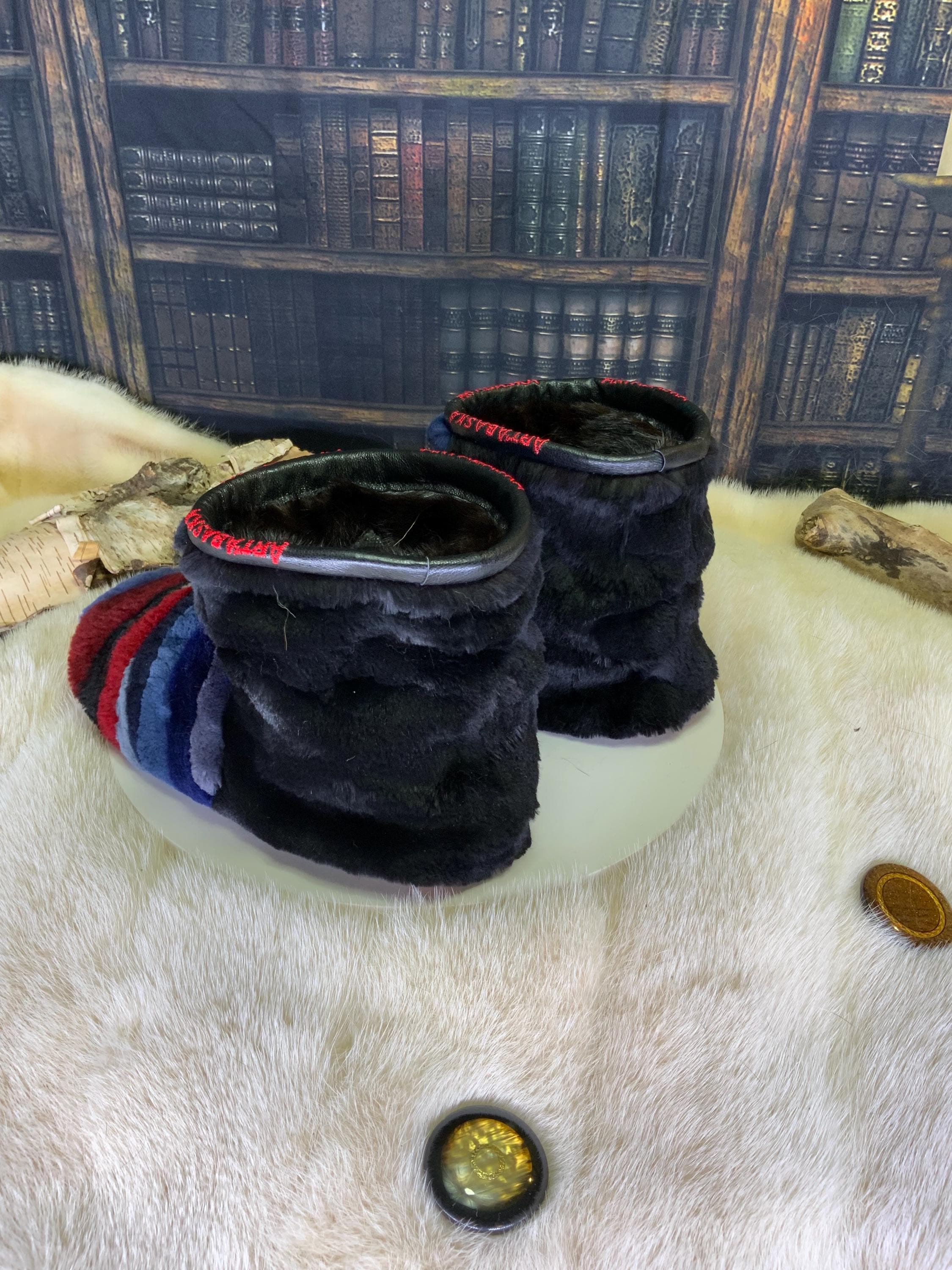 Mocassins d’intérieur Suzanne pour femme 7 en renard rasé teint cousu en lanières et castor rasé recyclé – faits à la main au Québec, chauds, respirants, confort de luxe, pièce unique Art’Abaska 💕