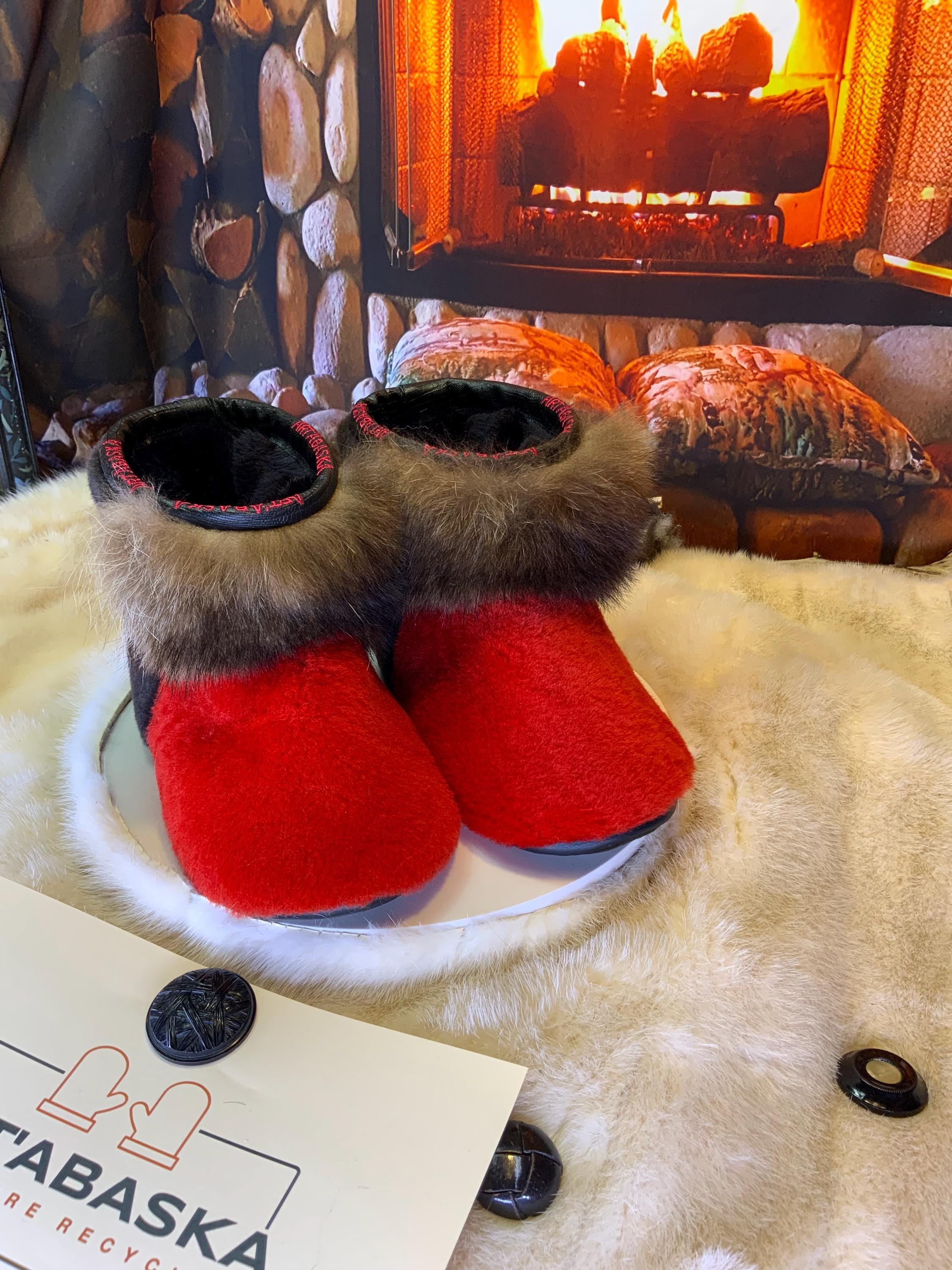 Mocassins d’intérieur Micheline 8 femme, mouton rouge vif, chat sauvage recyclé et cuir serpent, faits à la main au Québec ❤️✨