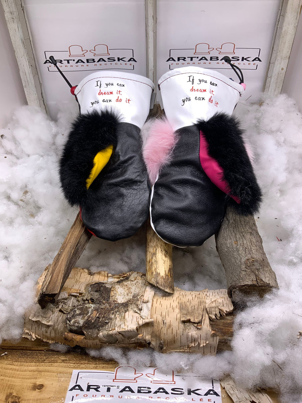 Mitaines Gilberte LARGE/MED cuir recyclé édition Mickey Minnie Disney brodées renard blanc opossum noir pièce unique fait à la main Québec