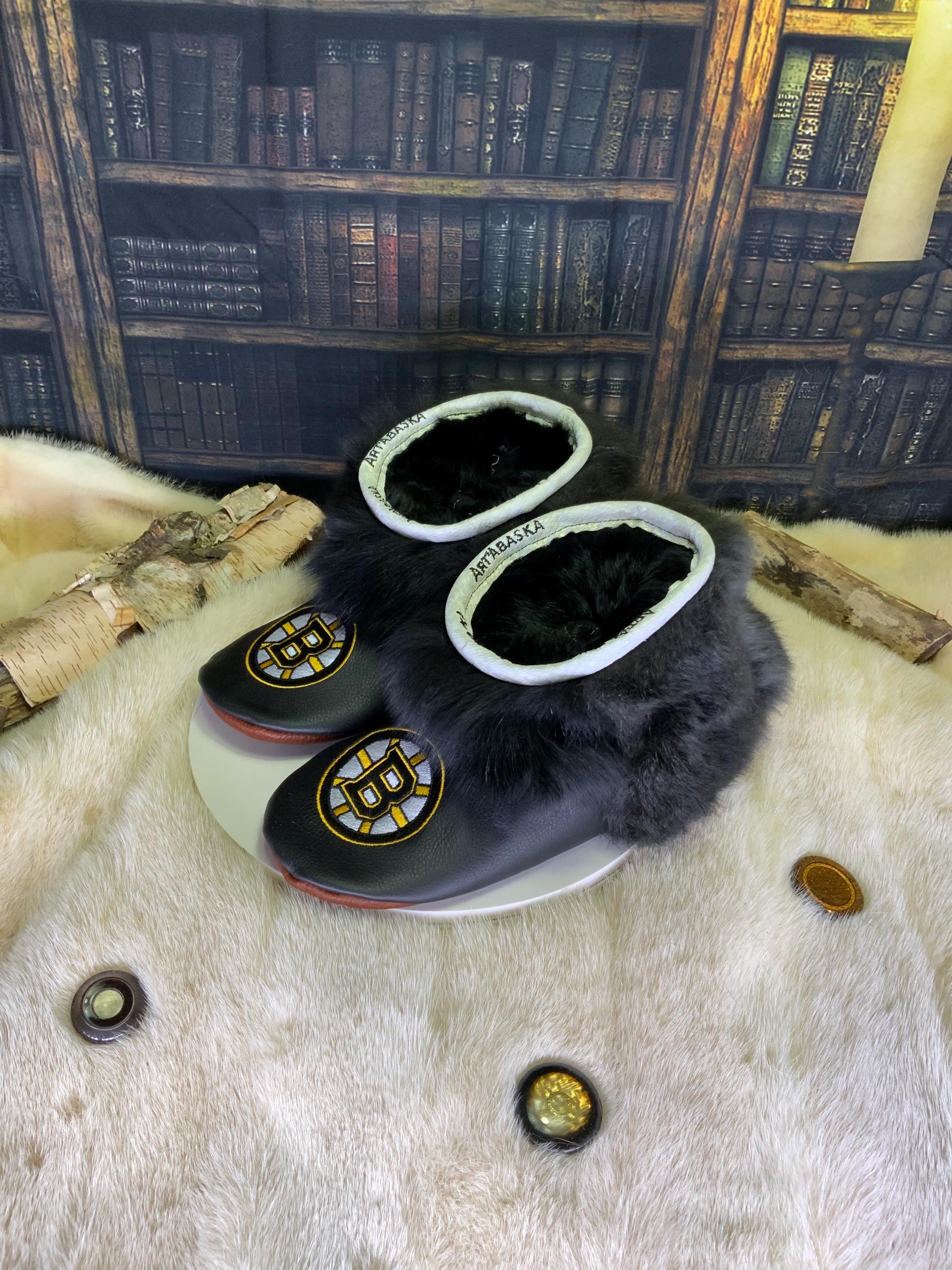 Mocassin d’intérieur homme Les Hélène – pointure 11 – édition spéciale Bruins de Boston – cuir & fourrure recyclés – fait à la main Québec