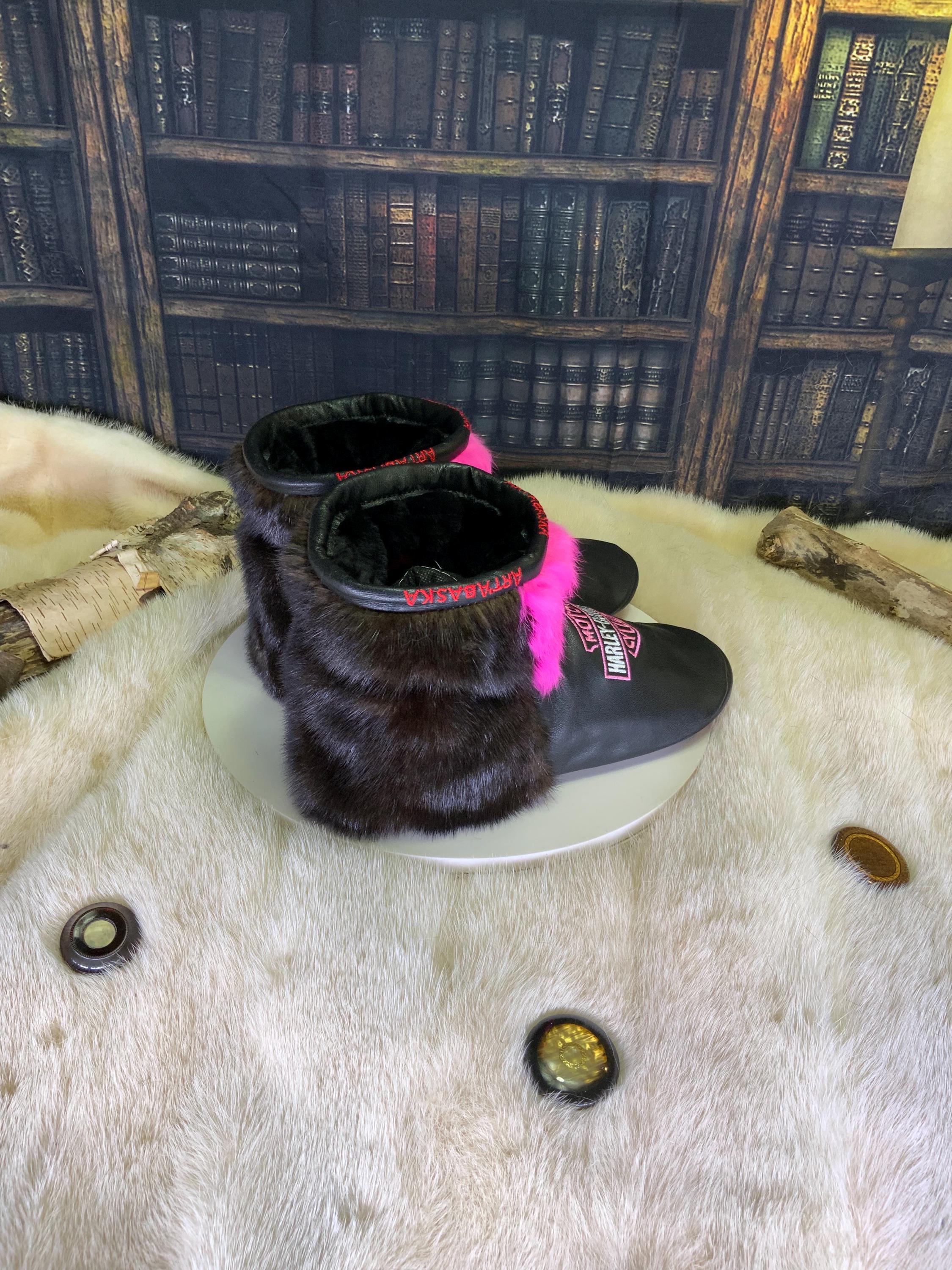 Mocassins d’intérieur Fernande pointure 8 femme cuir brodé vison lapin recyclés fait à la main Québec mocassin de luxe