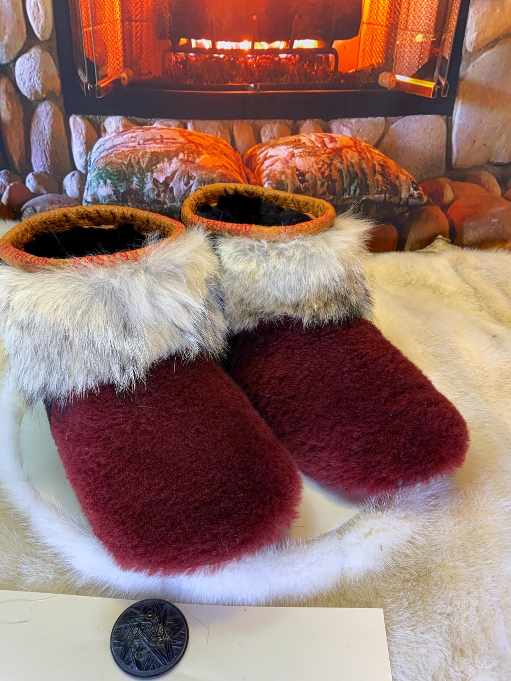 Mocassins d’intérieur Mariette – 8 femme – édition tout en fourrure recyclée en mouton bourgogne, coyote & mouton café, semelle rouge, faits à la main au Québec ✨❤️