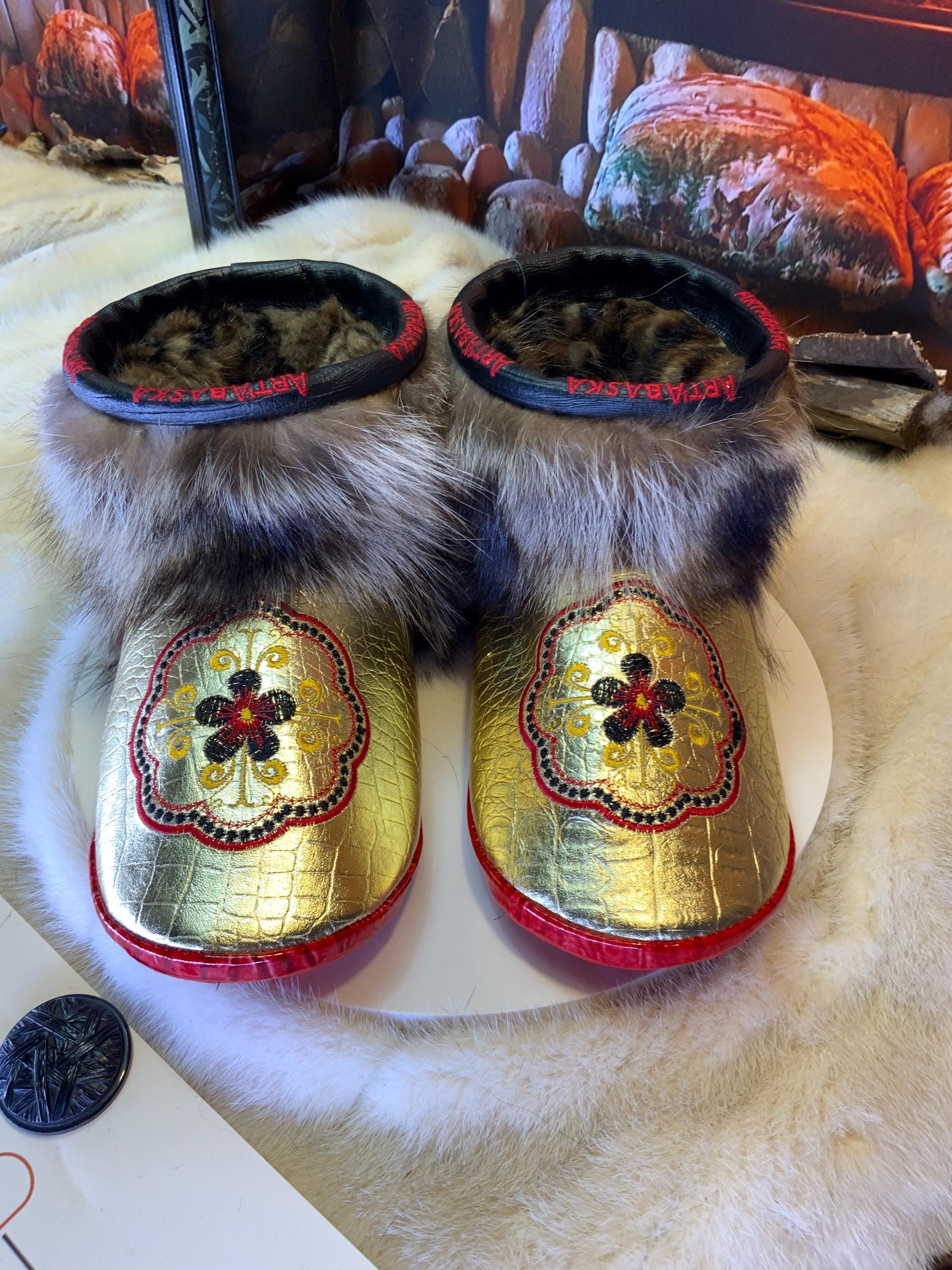 Mocassins d’intérieur Mireille 10 femme cuir or crocodile mandala brodé fils d’or raton recyclé semelle rouge fait main Québec