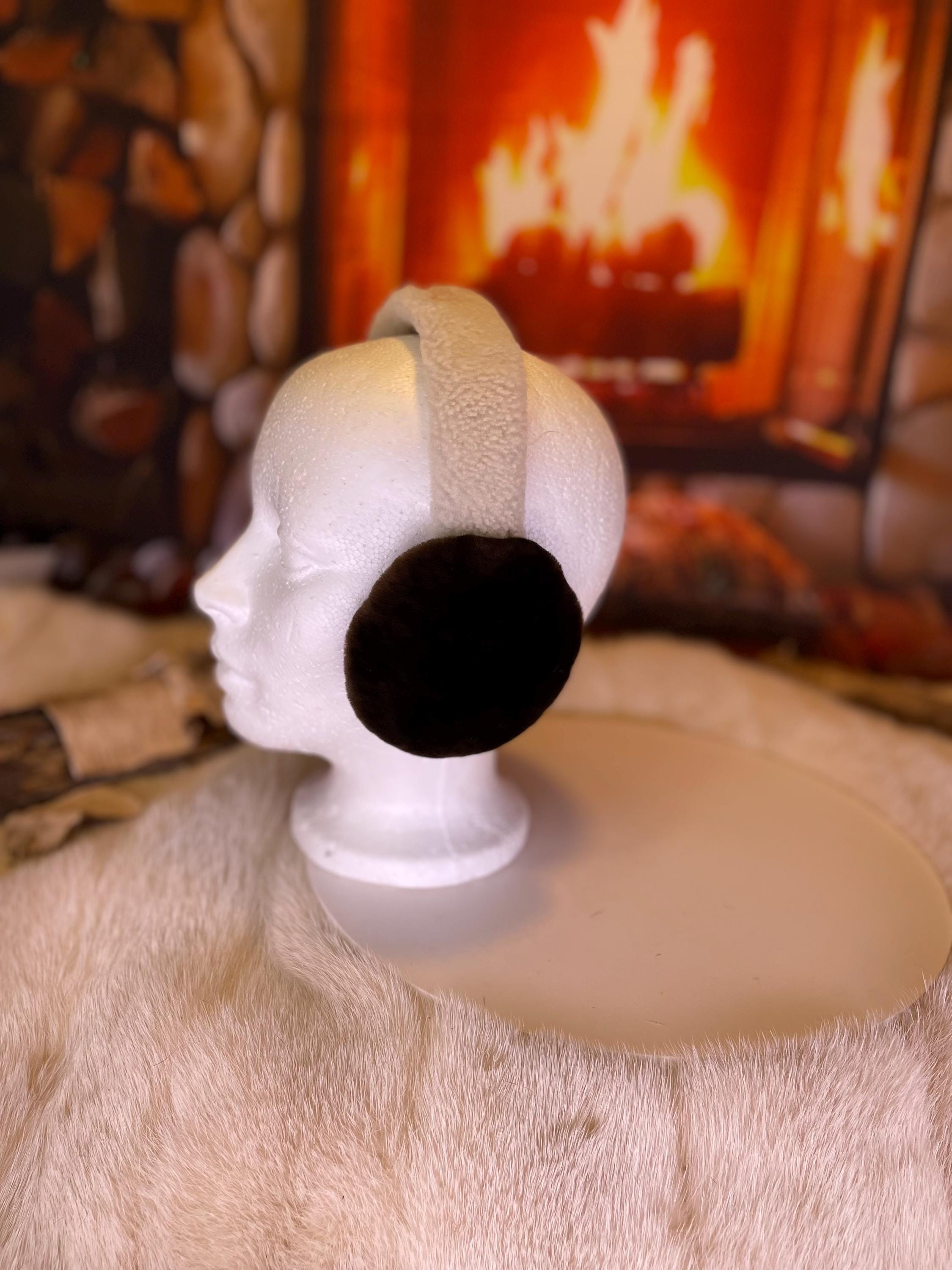 Cache-Oreilles tout en fourrure recyclée édition Castor rasé brun naturel recyclé et mouton rasé sur la tête  Les Laurette