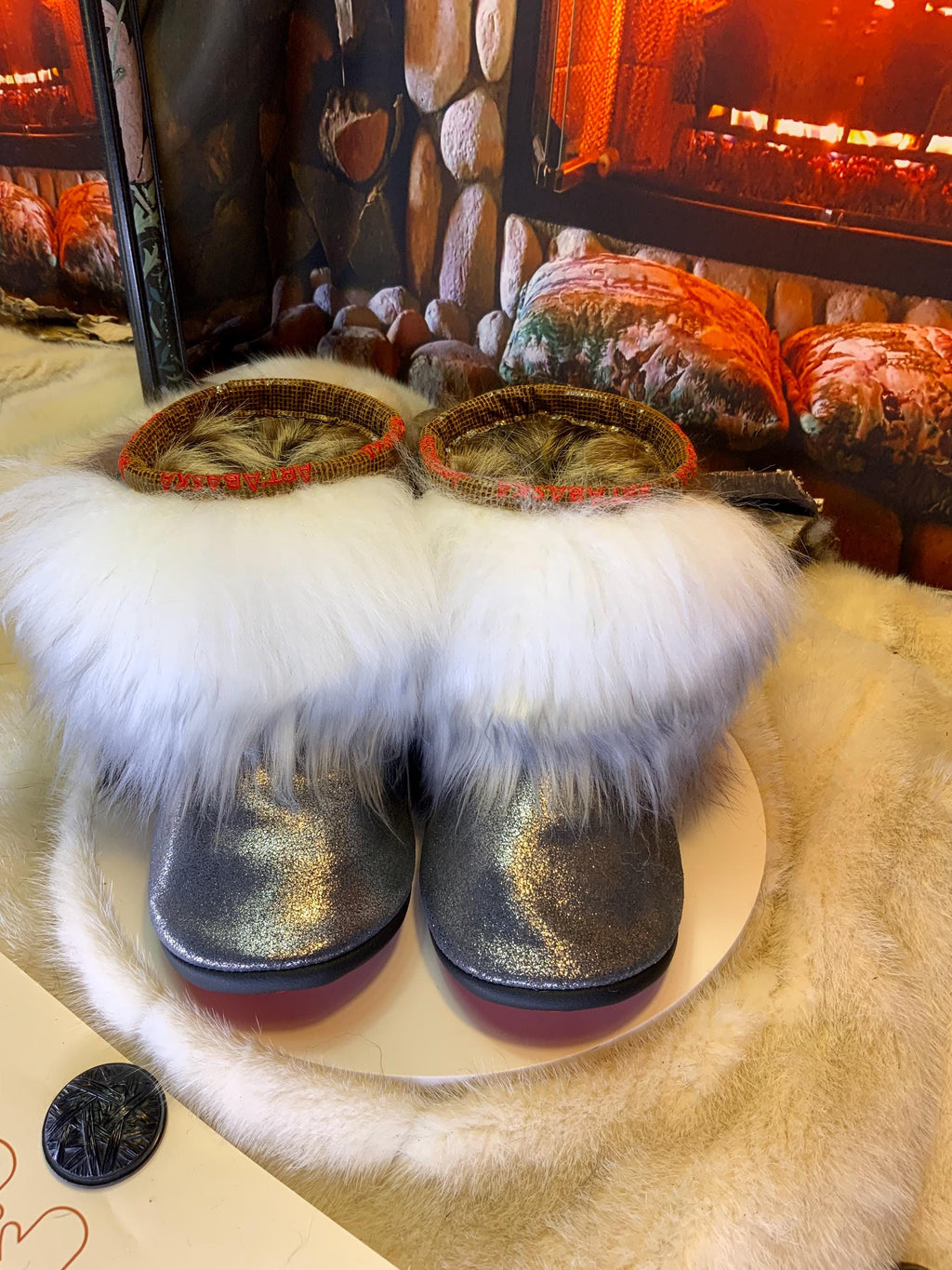 Mocassins d’intérieur Colombe pour 8 femme en cuir argenté brillant, mouton naturel blanc et raton naturel recyclé – faits à la main au Québec, respirants, confort de luxe, pièce unique Art’Abaska ✨🤍
