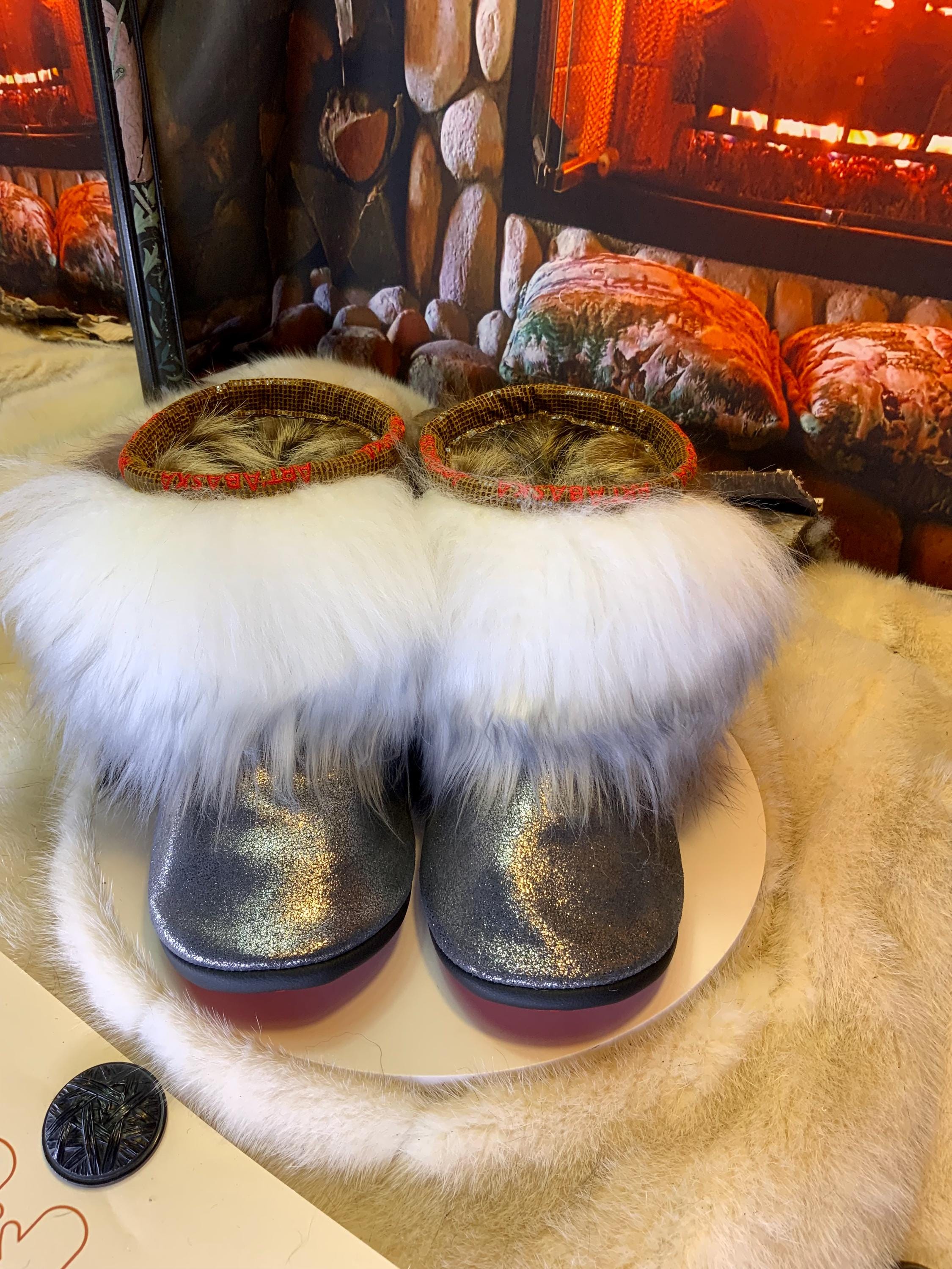 Mocassins d’intérieur Colombe pour 8 femme en cuir argenté brillant, mouton naturel blanc et raton naturel recyclé – faits à la main au Québec, respirants, confort de luxe, pièce unique Art’Abaska ✨🤍