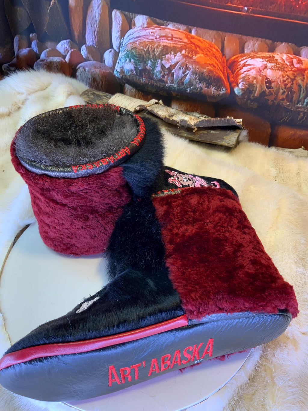 Mocassins d’intérieur Rachel 8 femme, Mickey & Minnie brodés, opossum recyclé, faits à la main au Québec 🎀🐭✨