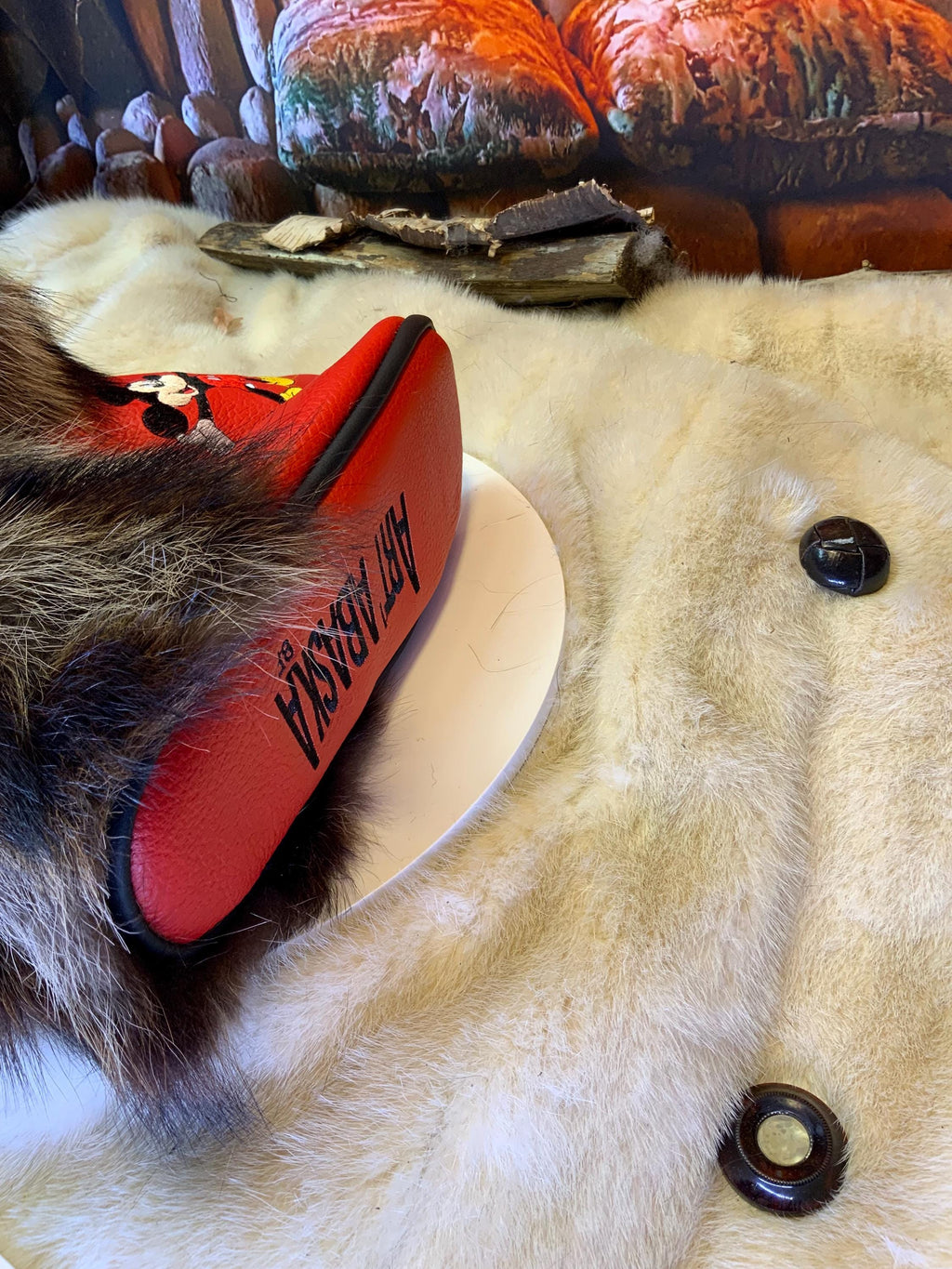 Mocassins d’intérieur Janine – 8 femme – cuir italien rouge vif brodé Mickey Mouse symétrique, faits à la main au Québec, pièce unique Art’Abaska ✨