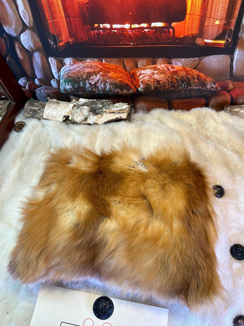 Coussin fourrure recyclée renard roux fait à la main Québec coussin décoratif cuir brun brodé tête de cheval pièce unique ArtAbaska