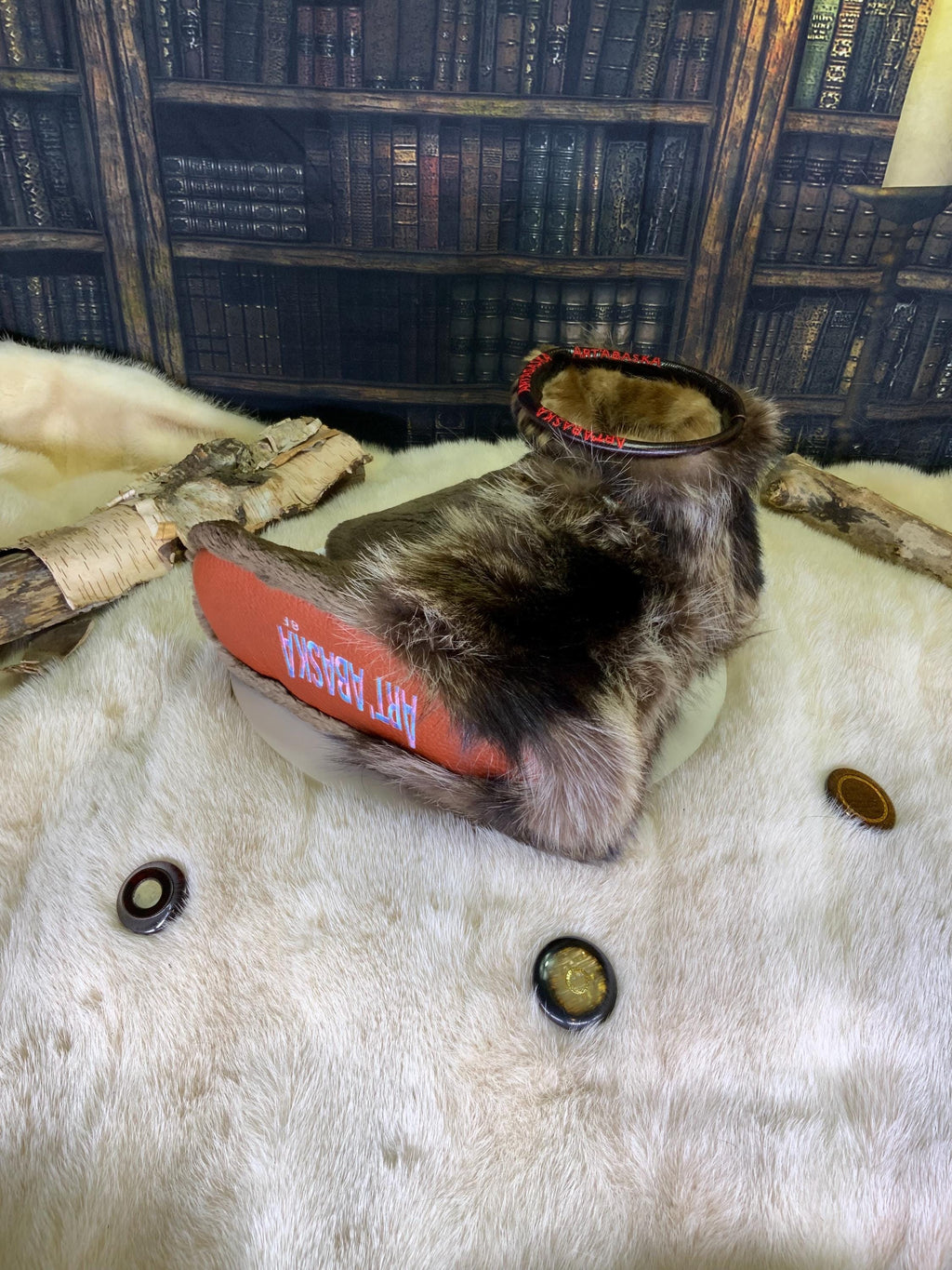 Mocassins d’intérieur Diane pour femme 8 en castor rasé recyclé, raton naturel recyclé et fourrure style imprimé recyclé – faits à la main au Québec, chauds, respirants, confort de luxe, pièce unique Art’Abaska 💕
