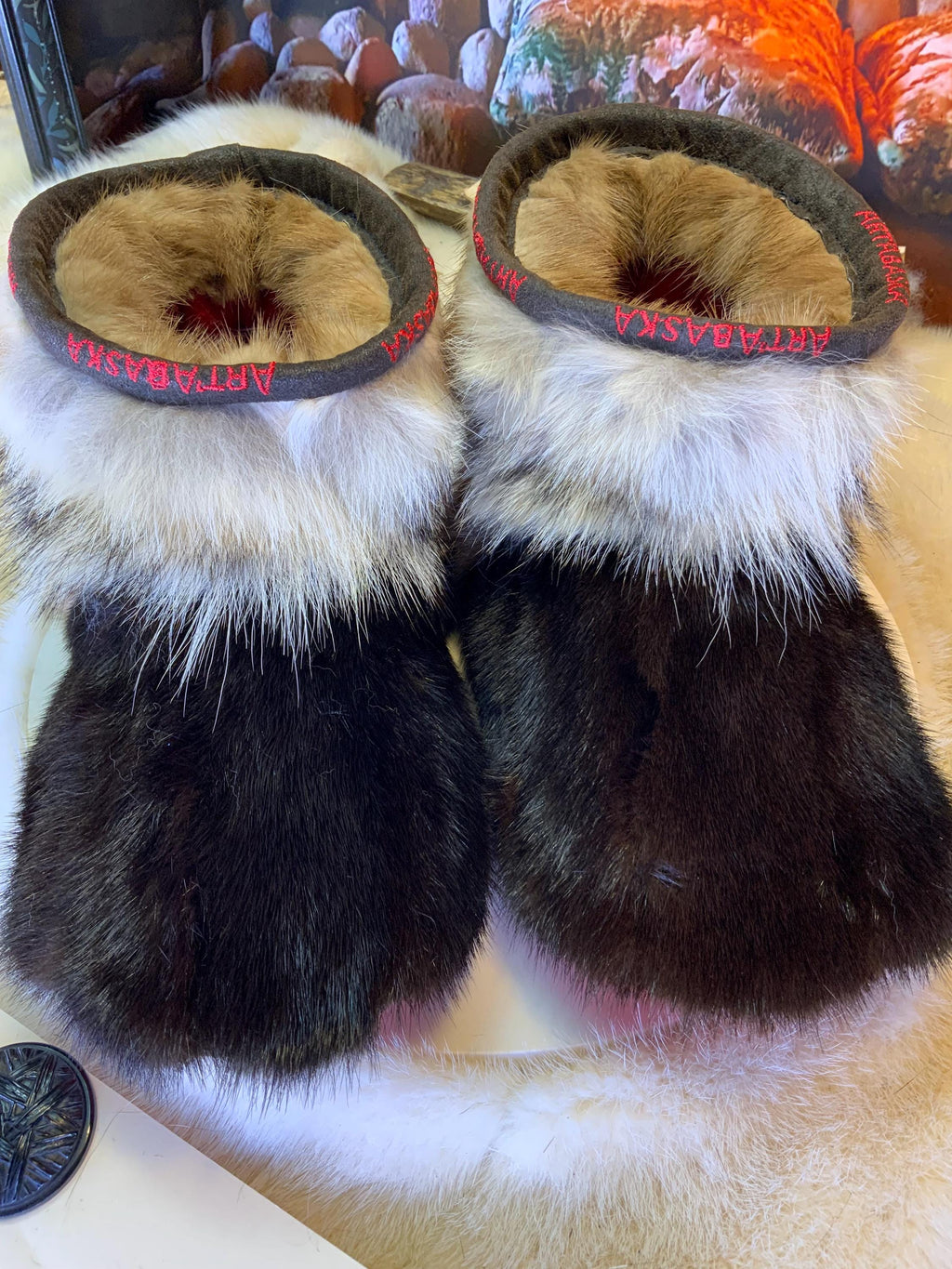 Mocassins d’intérieur Denise – 10 femme – édition tout en fourrure recyclée en vison brun & coyote, semelle rouge, faits à la main au Québec ✨🤎❤️