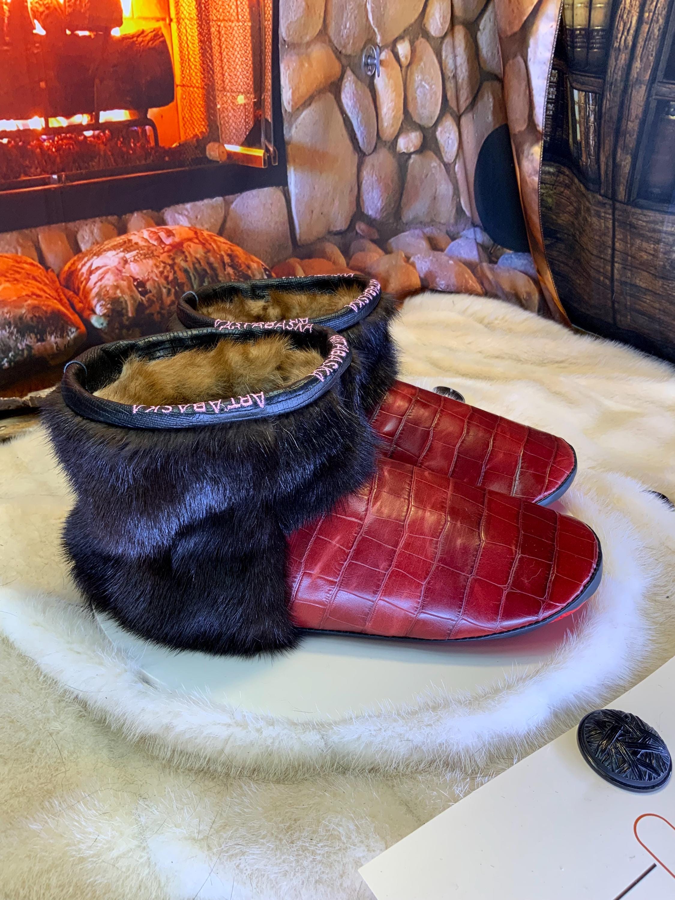 Mocassins d’intérieur Les Madeleine – 10 femme – cuir croco bourgogne & vison recyclé – fait à la main au Québec, pièce unique