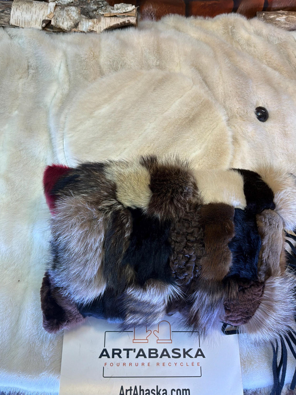 Coussin patchwork fourrures recyclées fait à la main Québec coussin décoratif franges cuir suède western pièce unique ArtAbaska