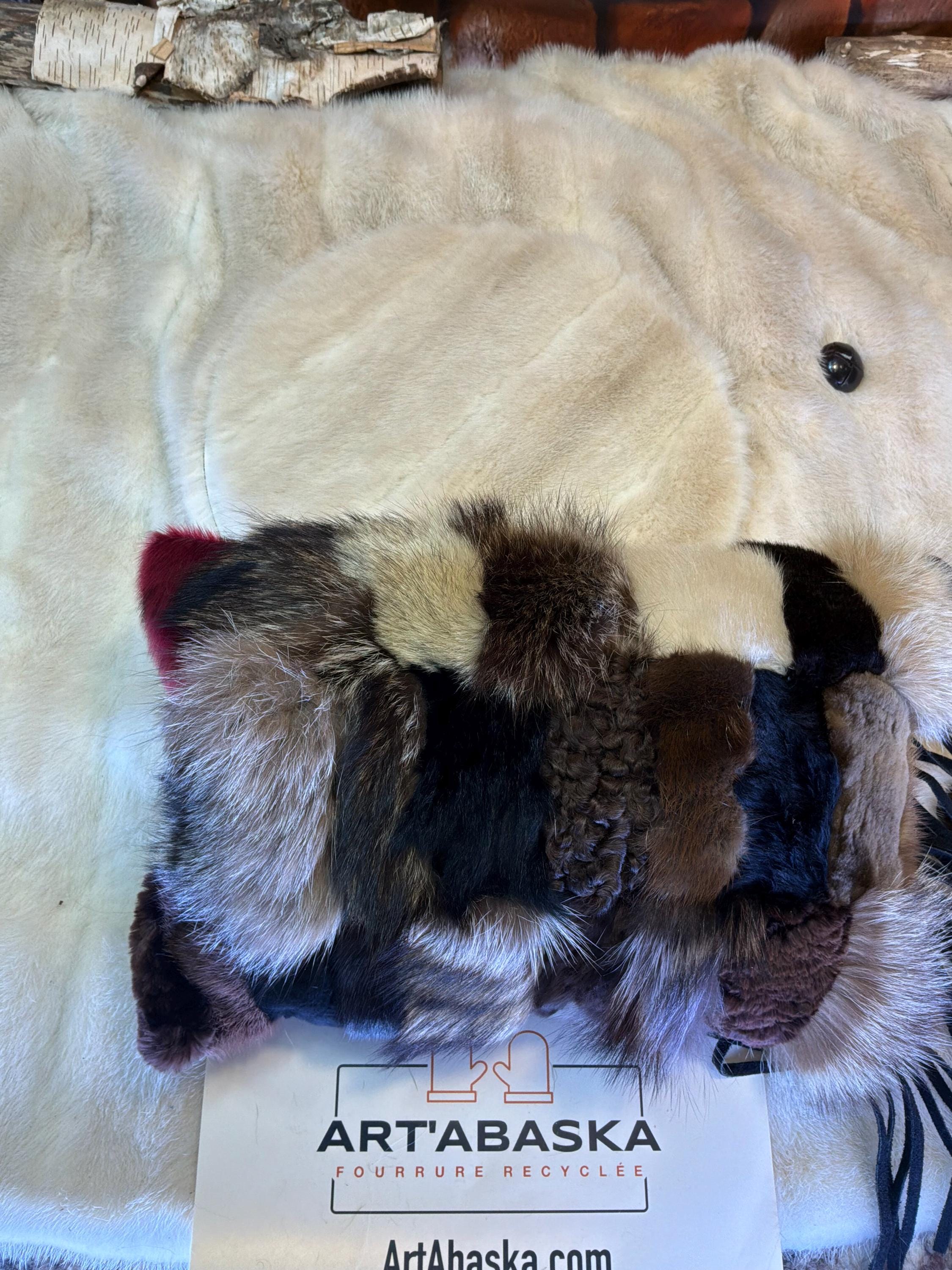 Coussin patchwork fourrures recyclées fait à la main Québec coussin décoratif franges cuir suède western pièce unique ArtAbaska