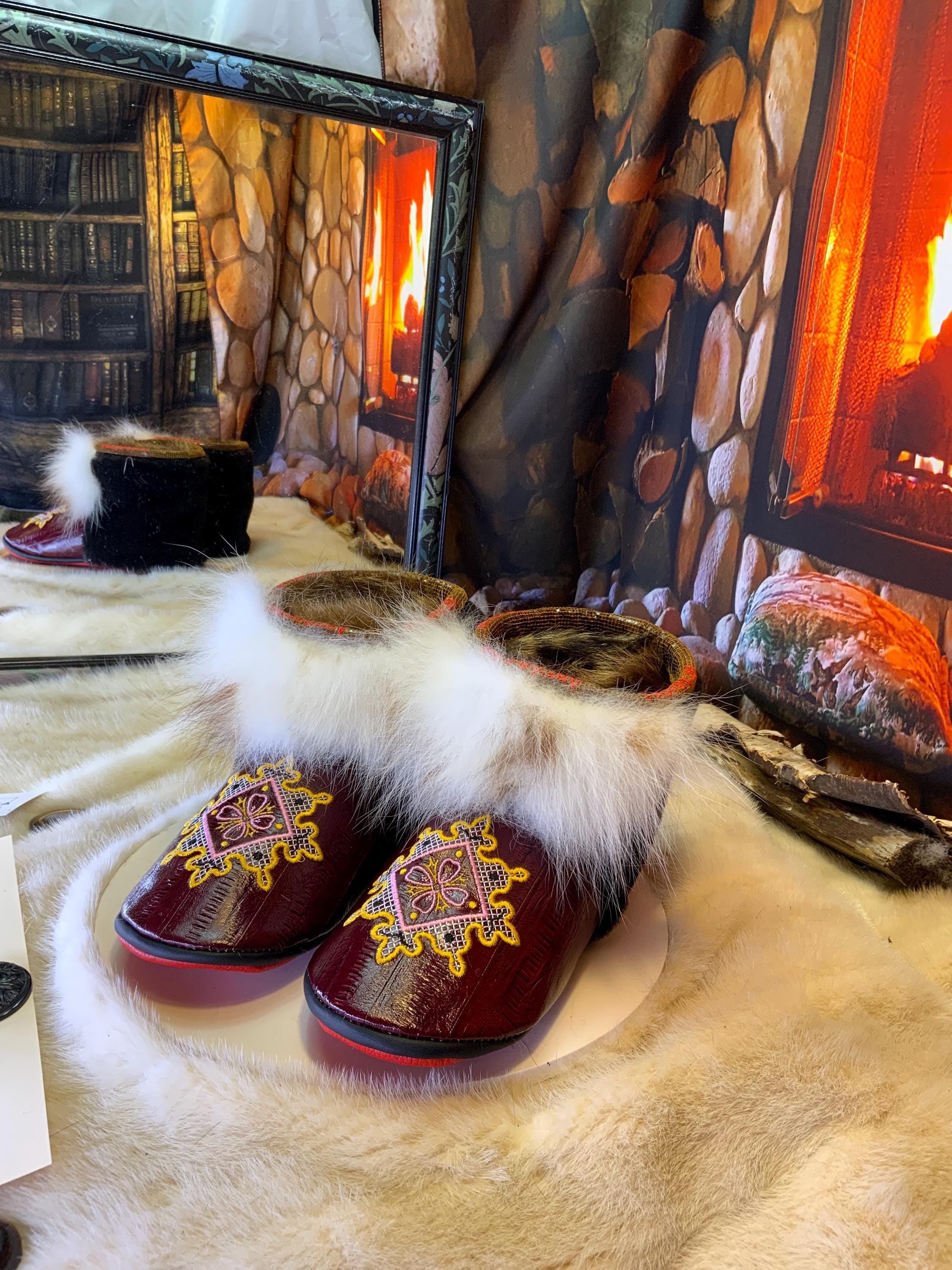 Mocassins d’intérieur Maryse 9 femme, cuir d’anguille bourgogne brodé mandala, renard norvégien recyclé, faits à la main au Québec ✨🌸❤️
