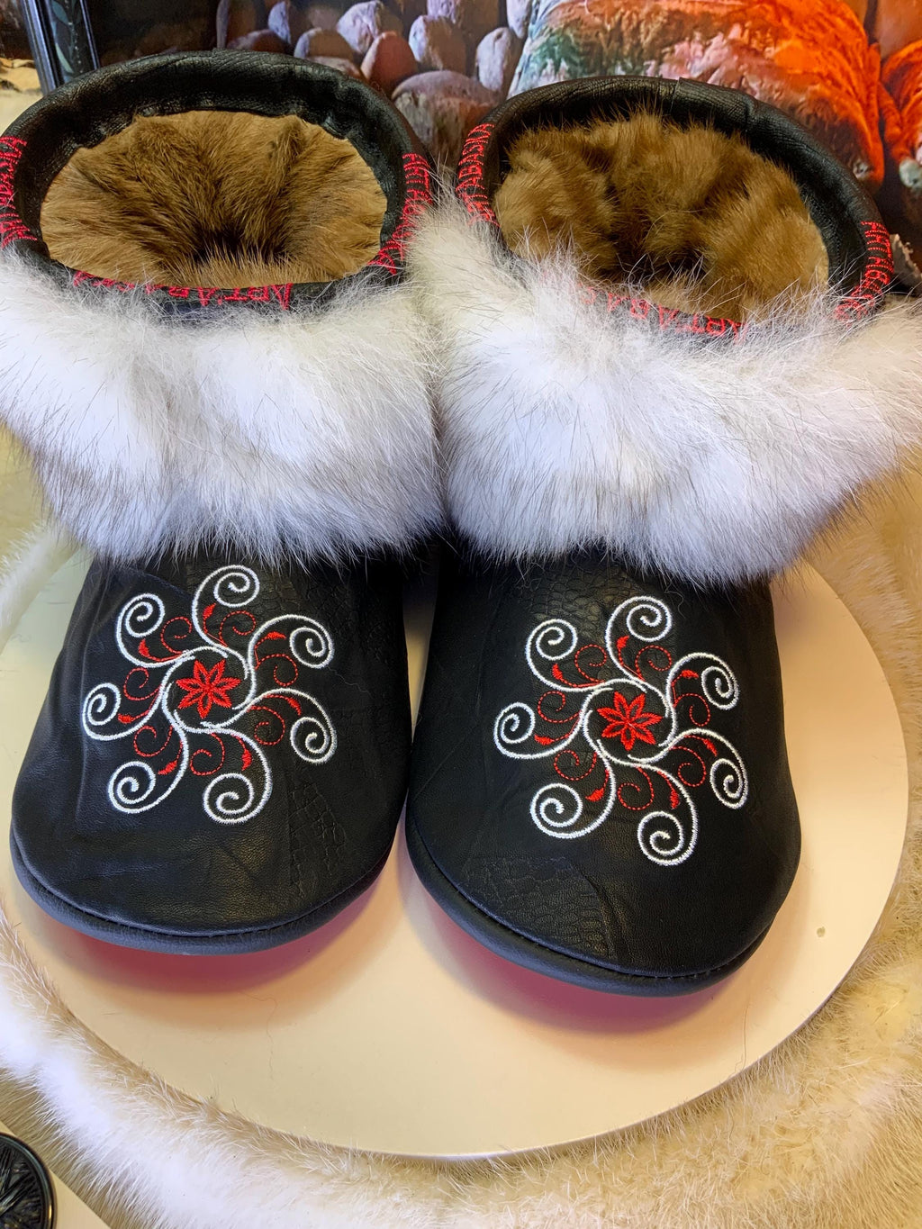 Mocassins d’intérieur Les Claudette – 10 femme – cuir imprimé brodé mandala rouge blanc & renard norvégien recyclé Québec