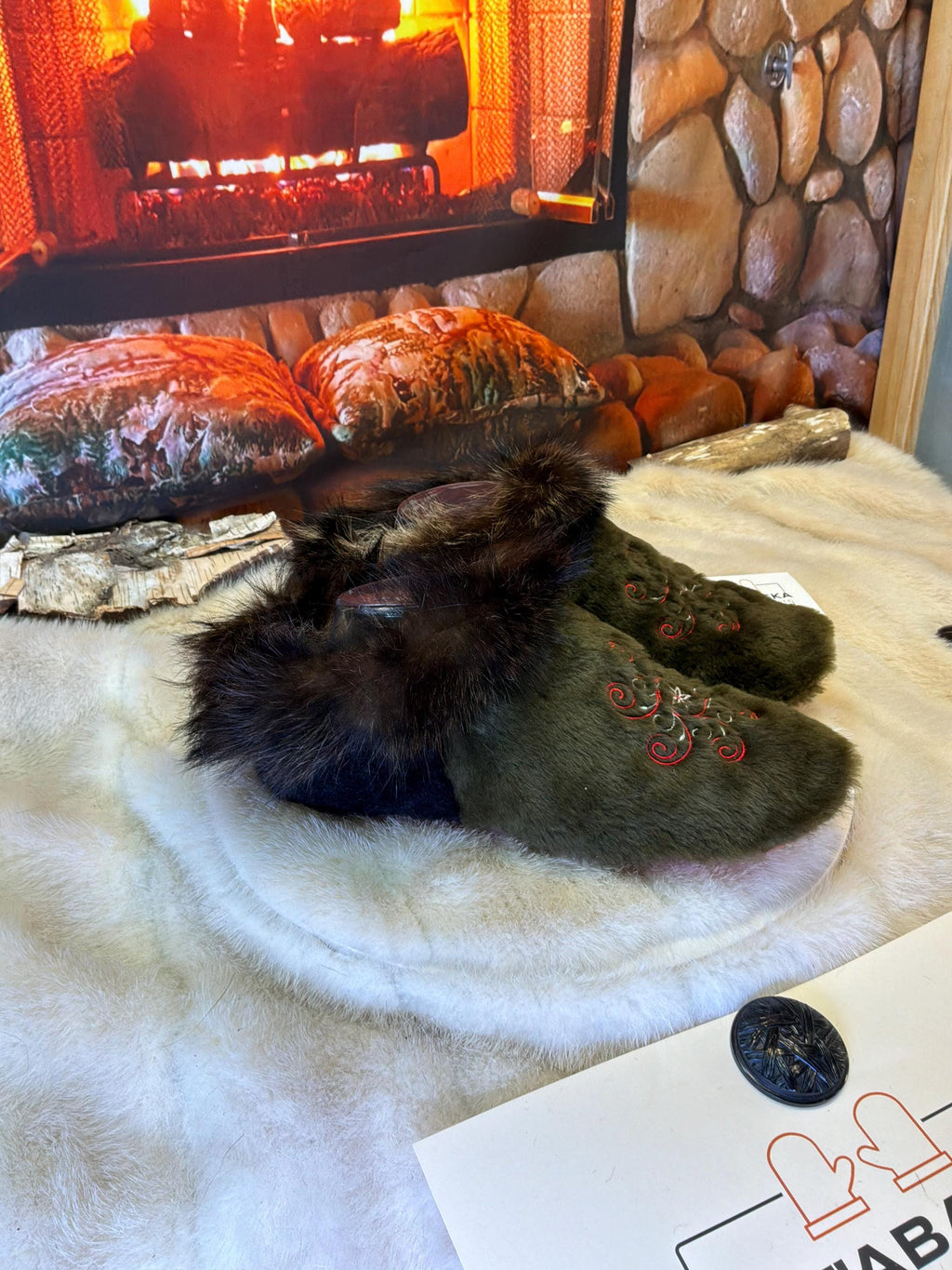 Slipper Blanche pointure 8 femme – Sherling italien & cuir recyclé, pièce unique faite à la main au Québec Édition brodée