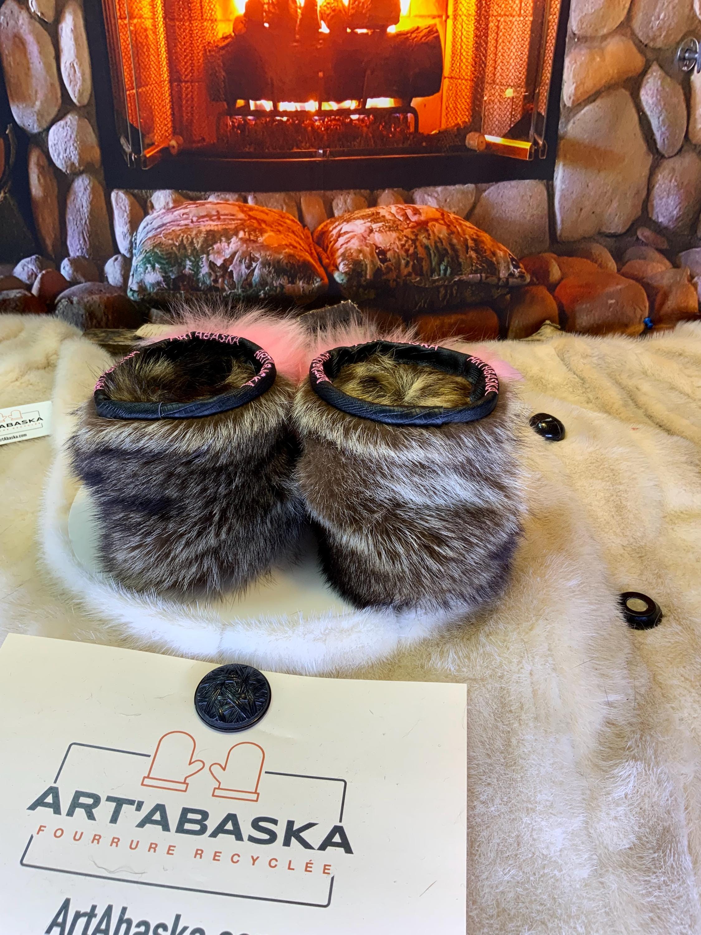 Mocassins d’intérieur Josée – 6 femme – Minnie Mouse brodée, cuir serpent noir recyclé & fourrure rose vif, pièce unique faite à la main au Québec ✨💗