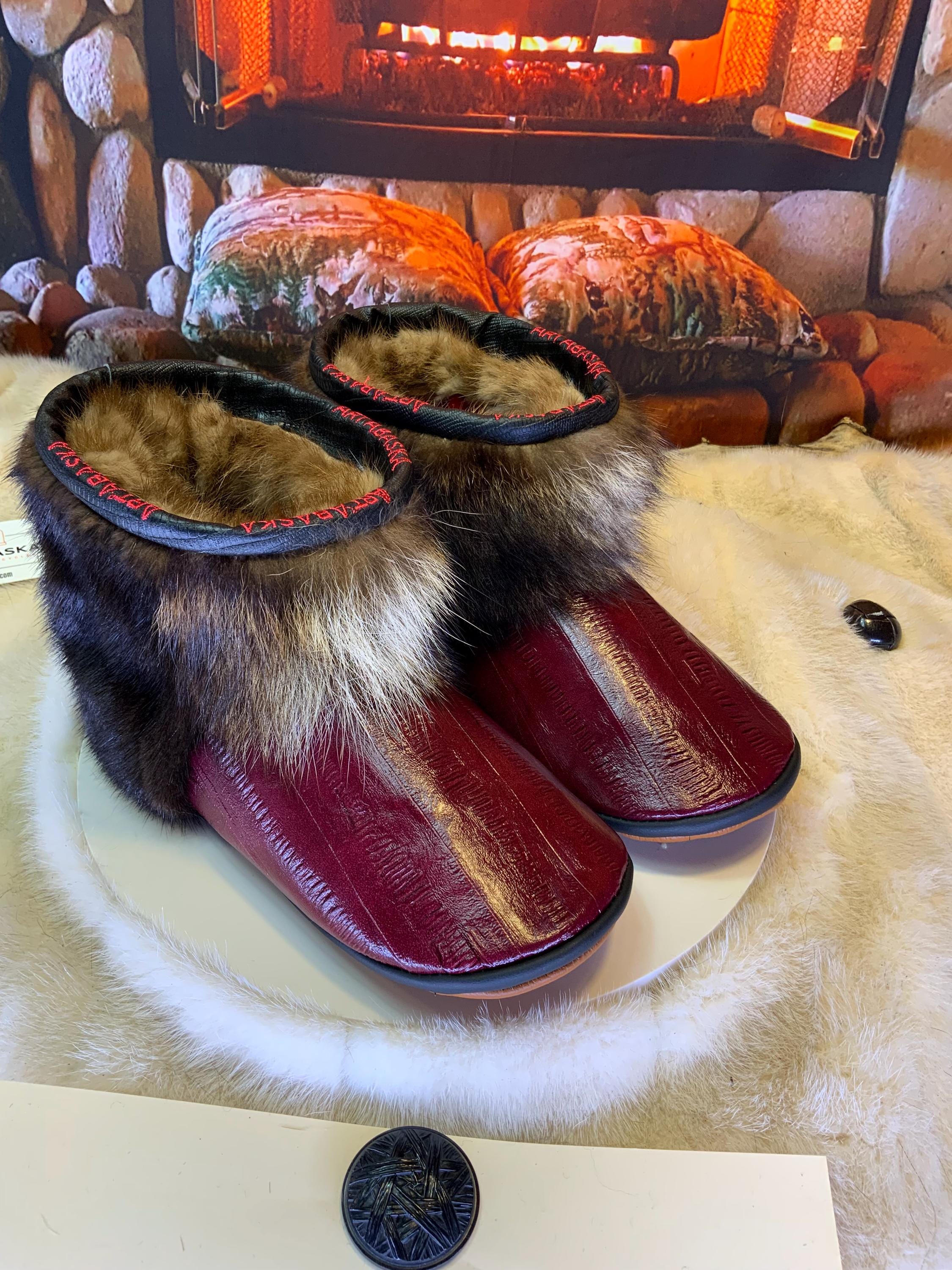 Mocassins d’intérieur Les Charlotte – 10 femme – cuir d’anguille bourgogne & fourrures recyclées, exclusivité artisanale Québec