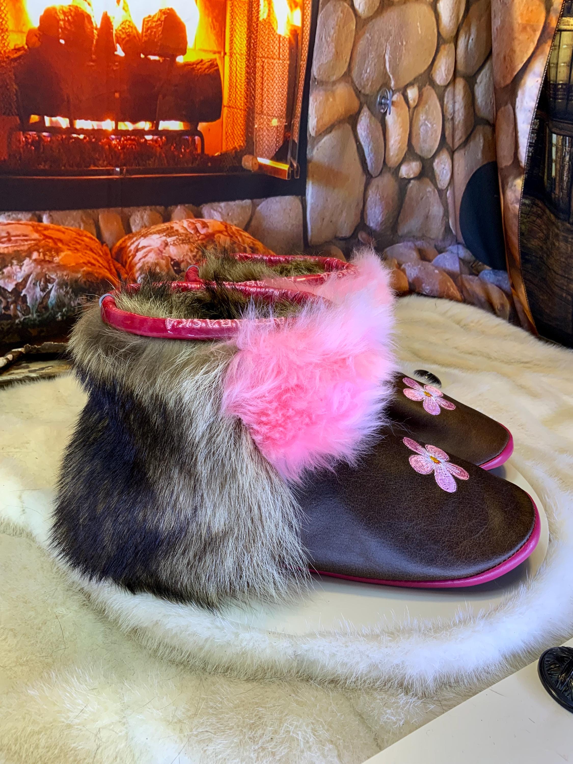 Mocassins d’intérieur Les Rita – 9 femme – cuir italien brun café brodé marguerite rose & fourrures recyclées fait main Québec