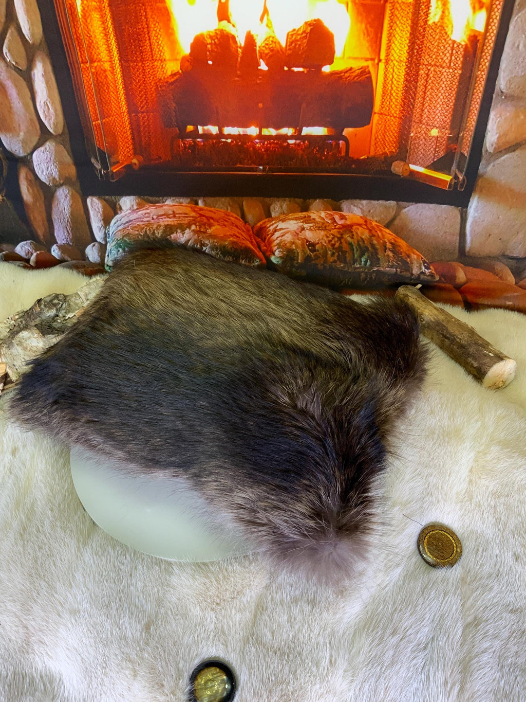 Coussin fourrure recyclée raton laveur fait à la main Québec coussin décoratif cuir recyclé brodé pièce unique ArtAbaska