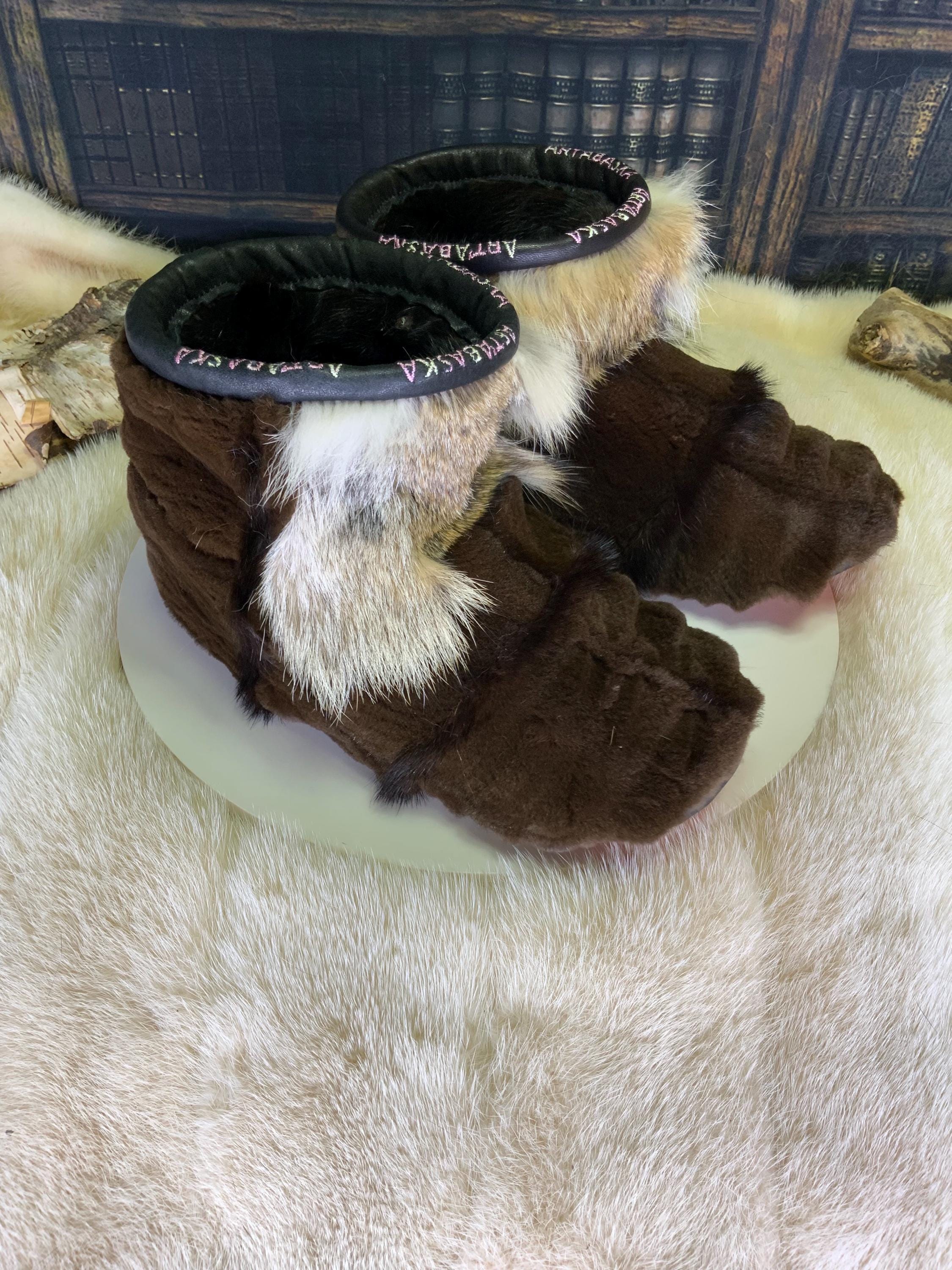 Mocassins d’intérieur Claire pour femme 7 en castor rasé brun naturel recyclé, castor non rasé et coyote naturel recyclé – faits à la main au Québec, chauds, respirants, confort de luxe, pièce unique Art’Abaska 💕