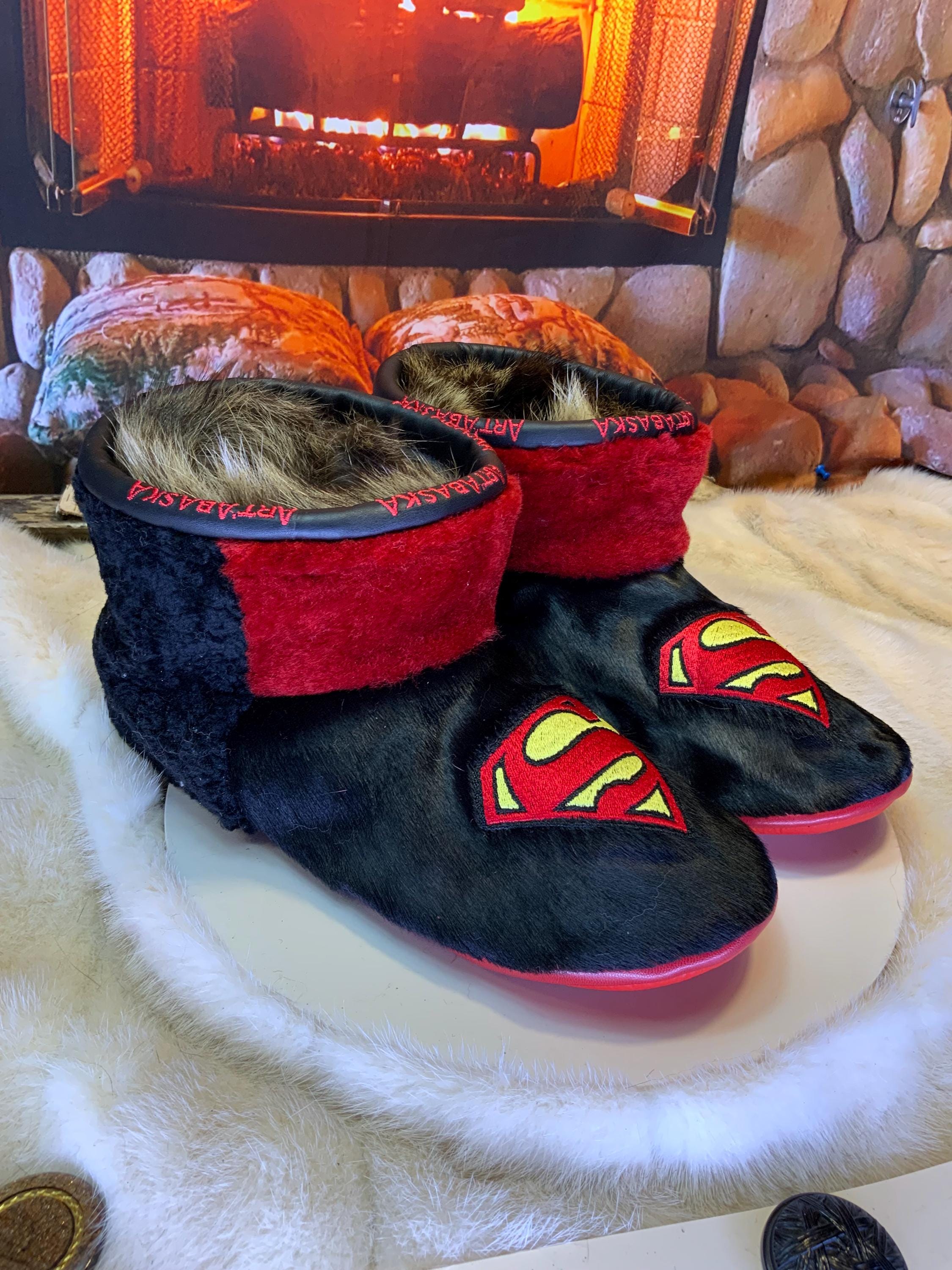 Mocassin d’intérieur Les Gemma – pointure 10 homme – édition Superman – cuir & fourrure recyclée – fait à la main au Québec, pièce unique