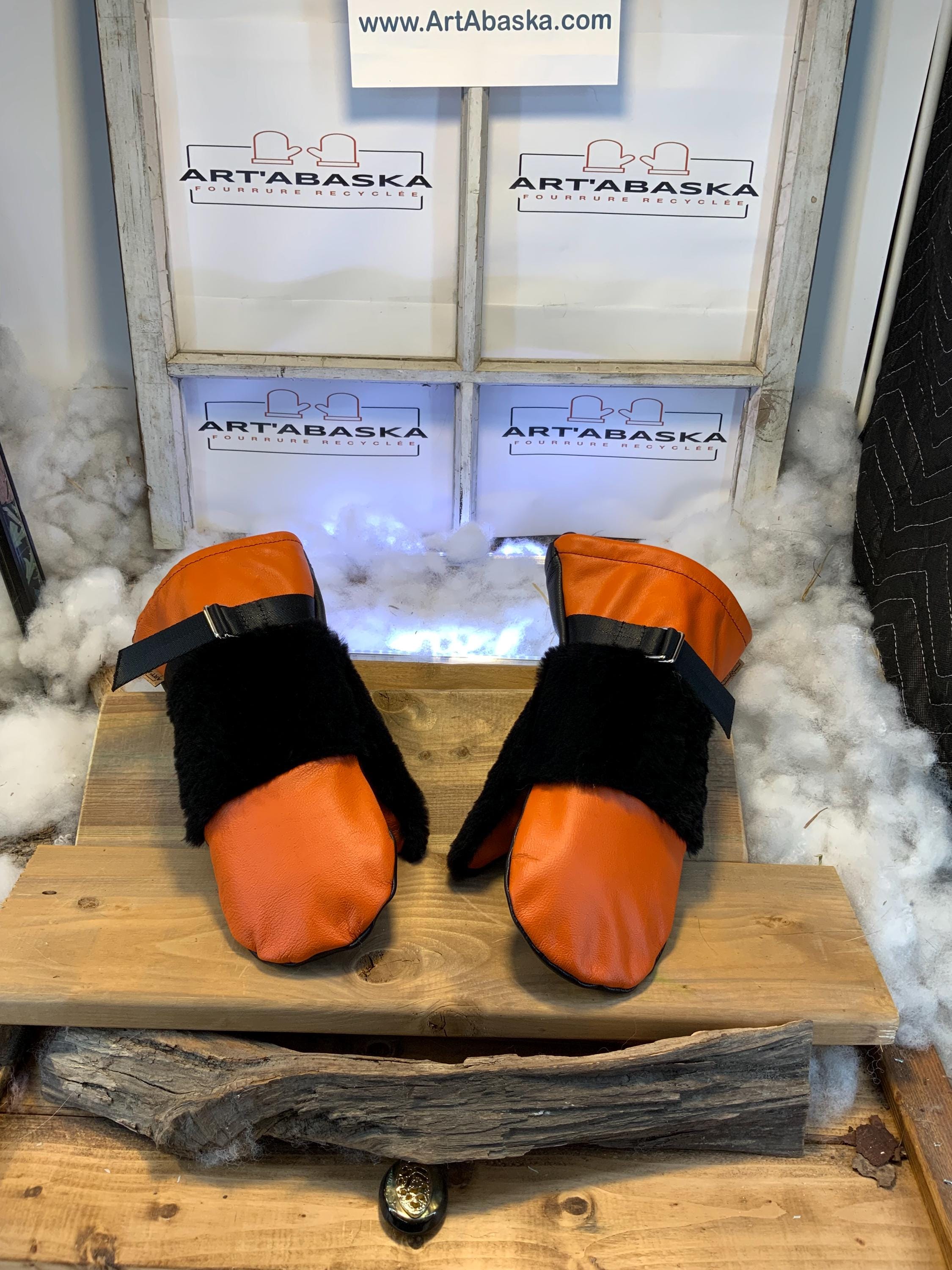 Mitaines Les Amelia – Large, cuir italien orange éclatant & castor rasé noir recyclé, fait à la main au Québec, pièce unique