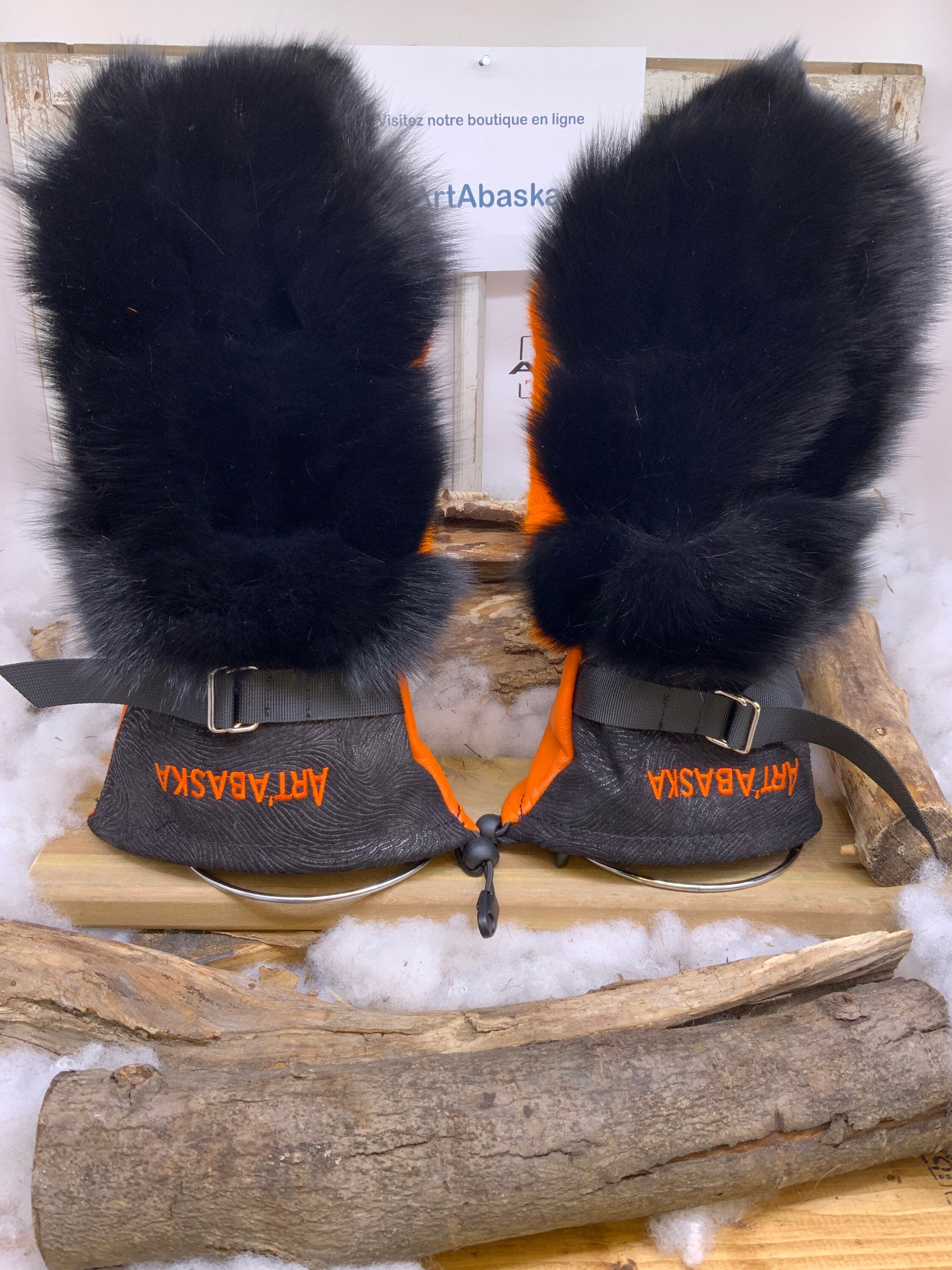 Mitaines Micheline XL – Patchwork de renard noir & lapin orange, cuir orangé/noir, broderie florale, fait à la main, Québec