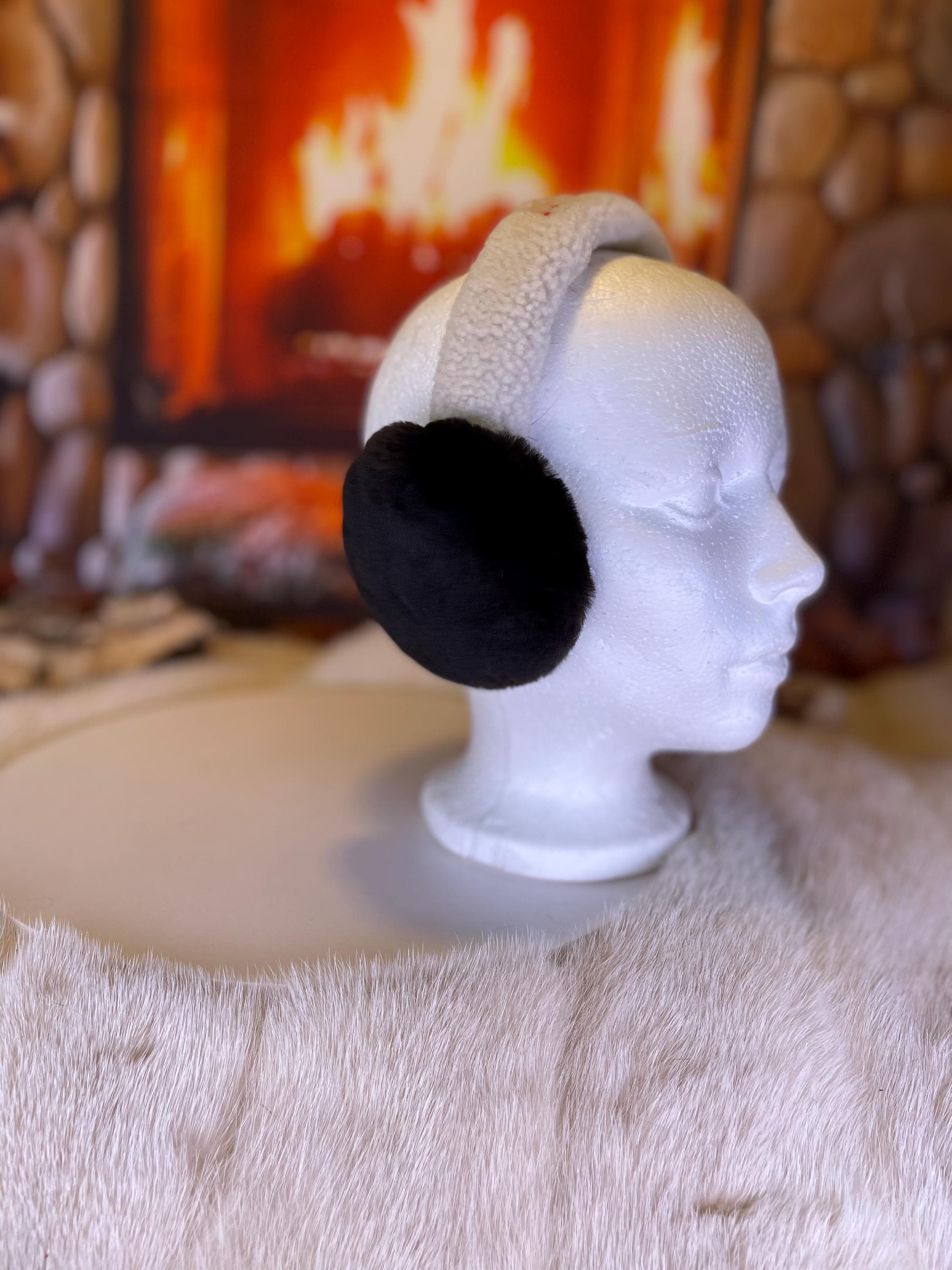 Cache-Oreilles tout en fourrure recyclée édition Castor rasé brun foncé naturel recyclé et mouton rasé sur la tête  Les Noella