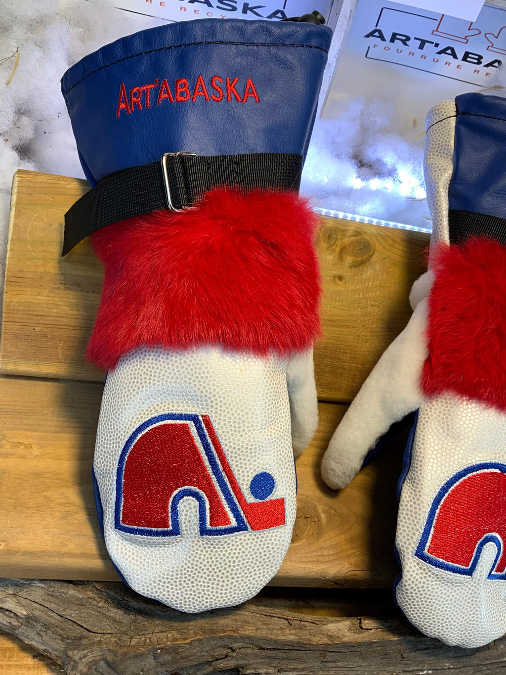 Mitaines Eliane Large edition Nordiques de Quebec cuir bleu et blanc fourrure lapin rouge mouton rase blanc fait a la main Quebec