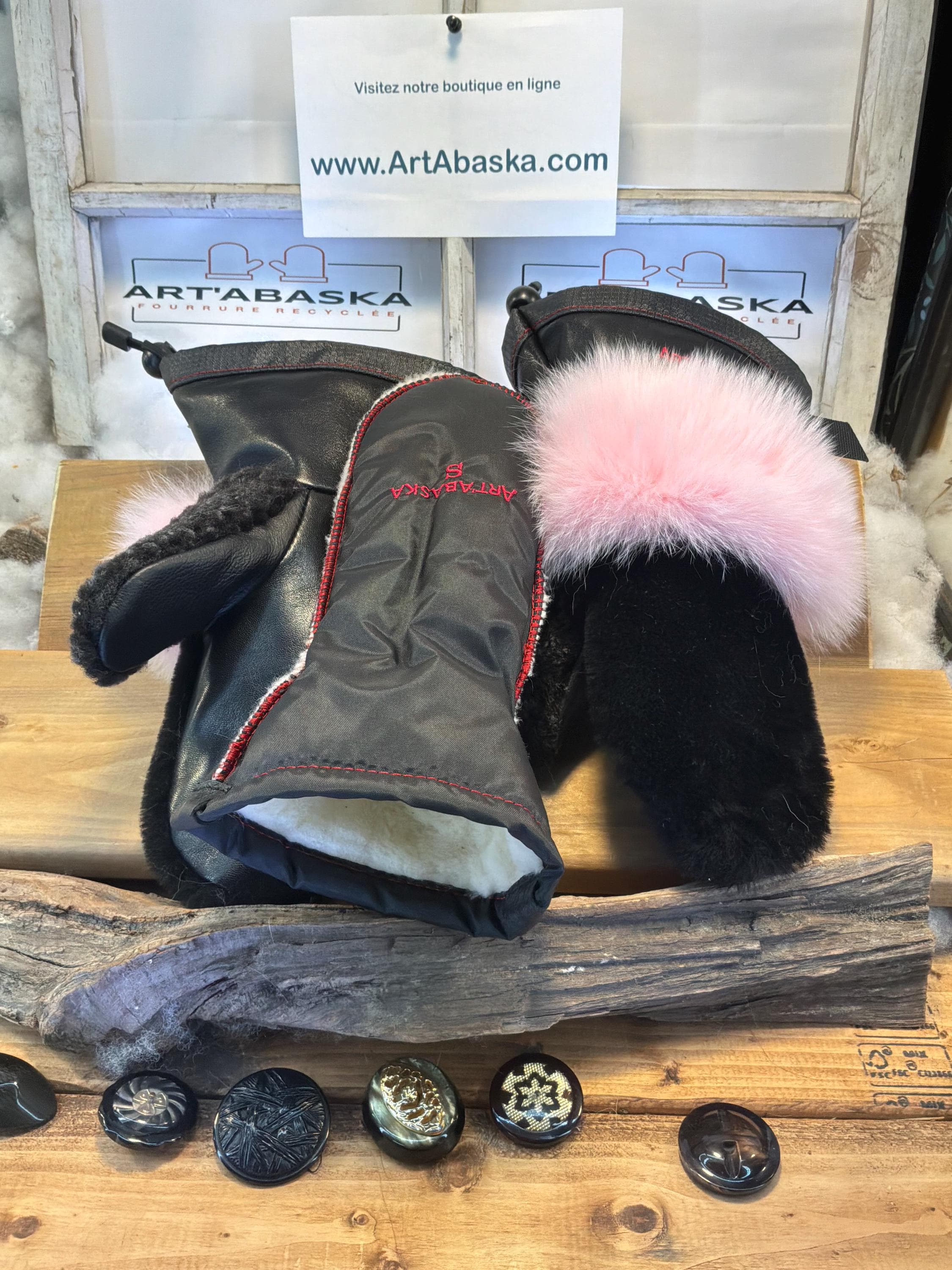 Mitaines Solange Small fourrure recyclée renard rose mouton noir cuir italien faites à la main Québec