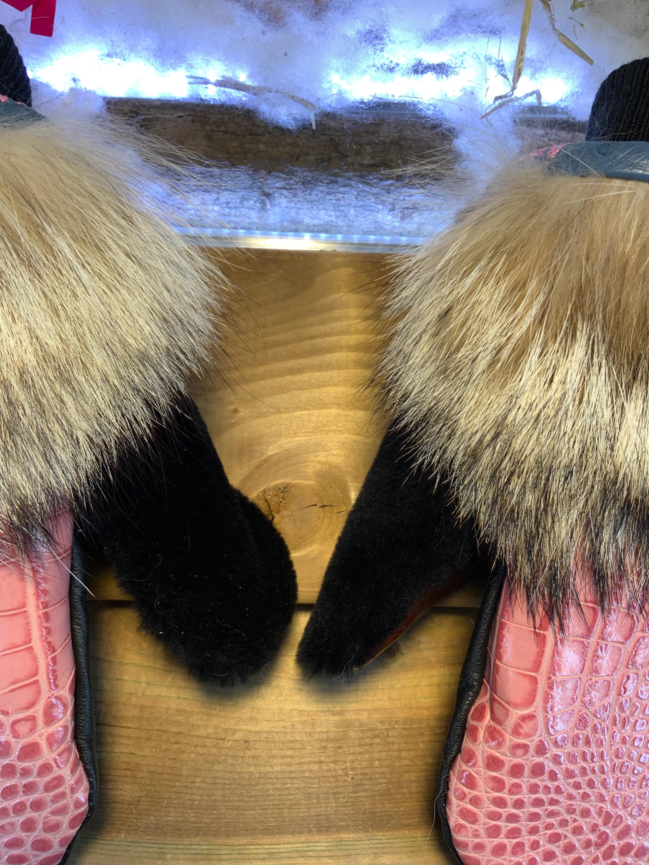 Mitaines de ville Alma faites à la main au Québec en fourrure recyclée avec cuir texturé rose grandeur Large