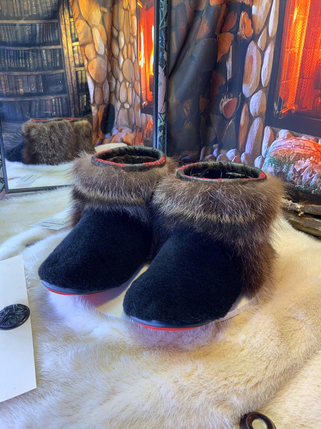 Mocassins d’intérieur Claudine – 8 femme – édition toute fourrure en mouton noir & raton recyclé, semelle rouge, faits à la main au Québec ✨🖤❤️
